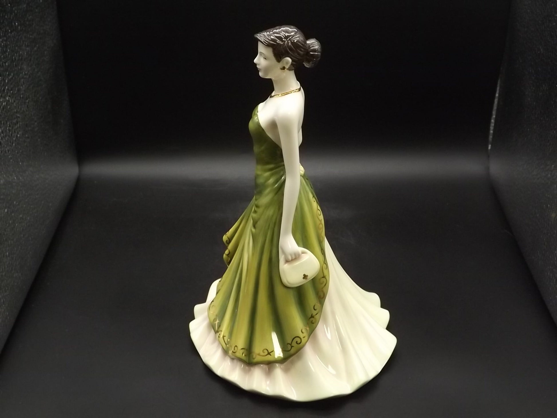 Vintage Royal Doulton Pretty Ladies "Happy Birthday" figurine HN 4908 . Excellent condition! No box.