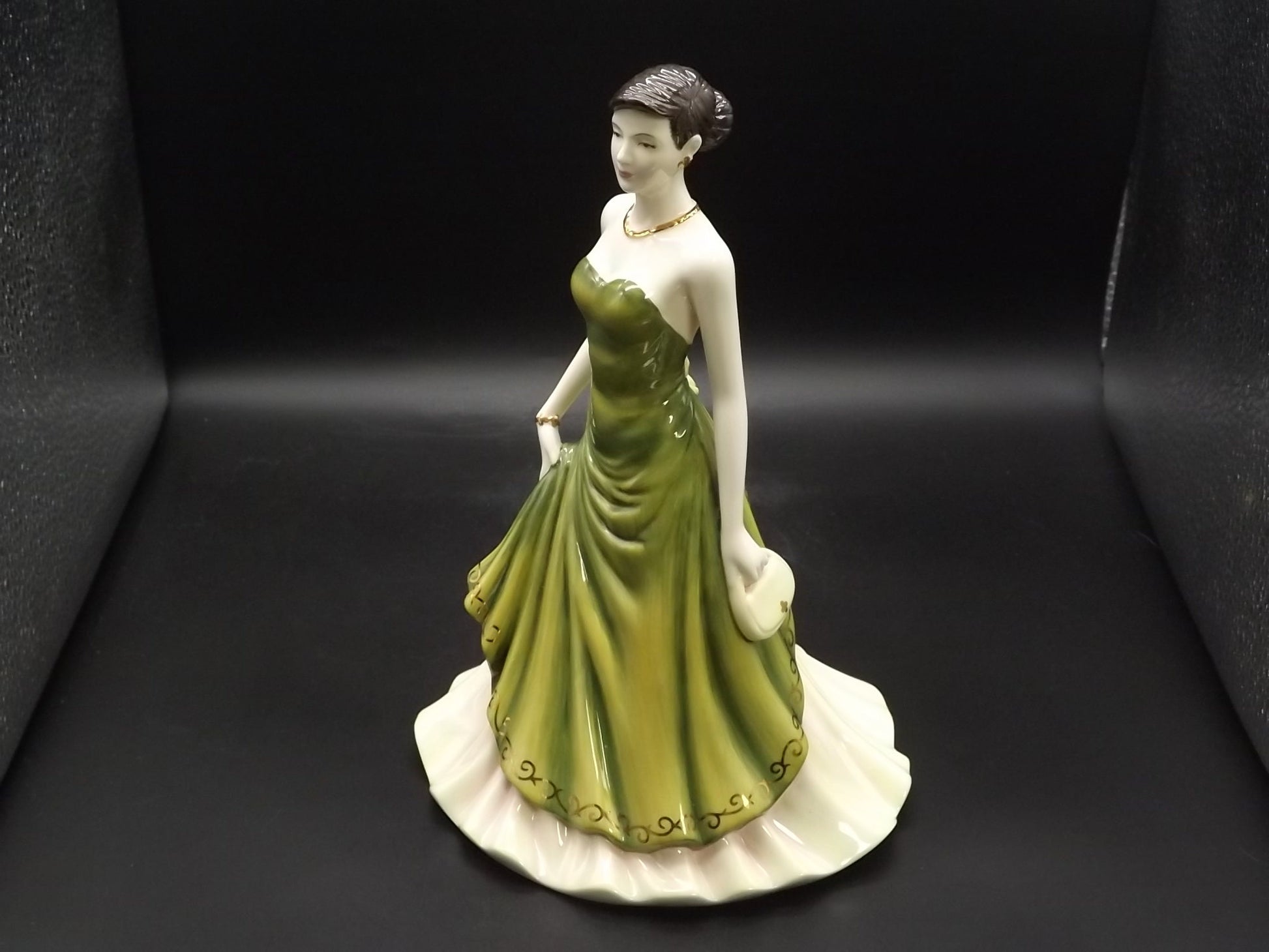 Vintage Royal Doulton Pretty Ladies "Happy Birthday" figurine HN 4908 . Excellent condition! No box.