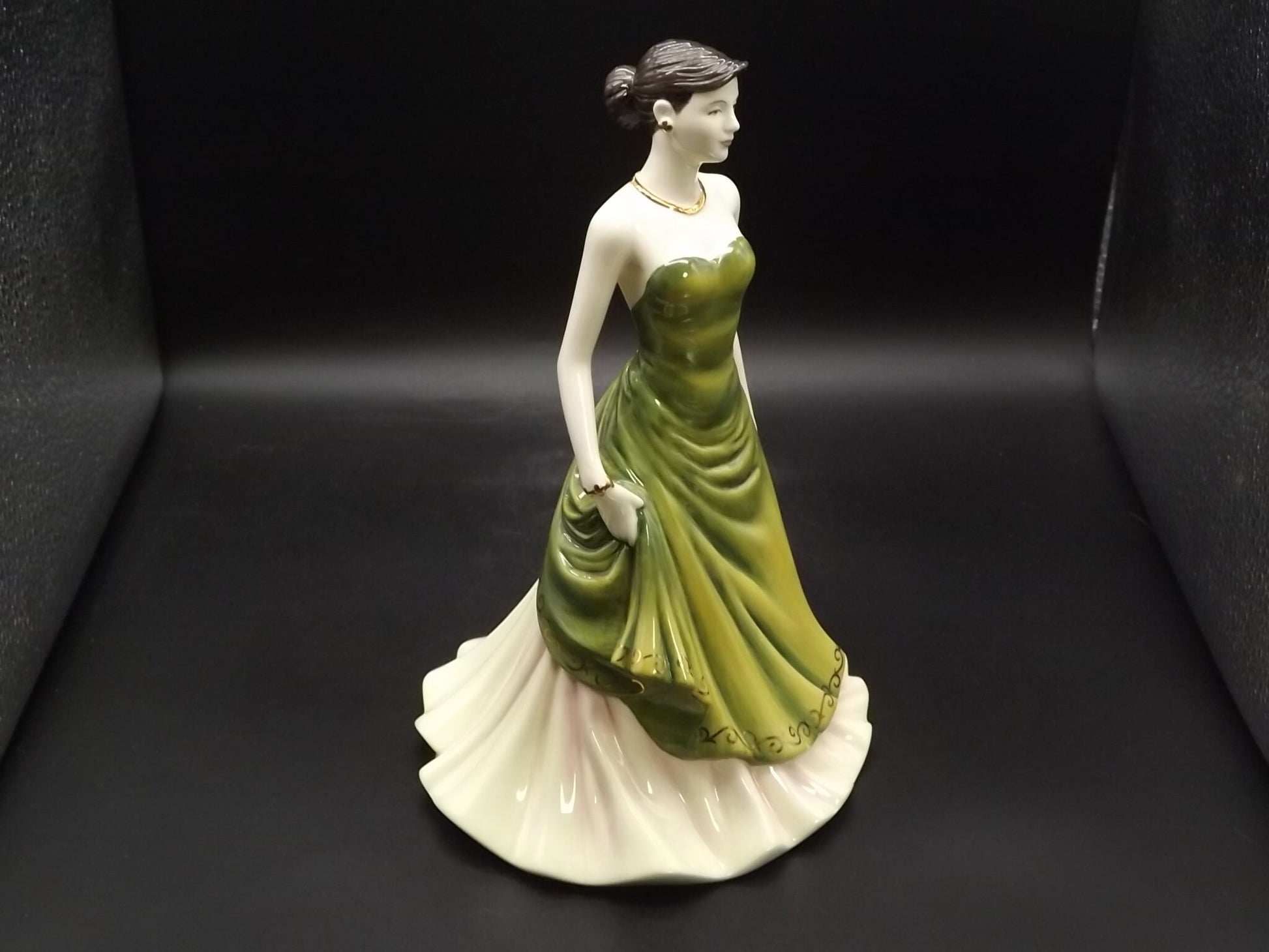 Vintage Royal Doulton Pretty Ladies "Happy Birthday" figurine HN 4908 . Excellent condition! No box.