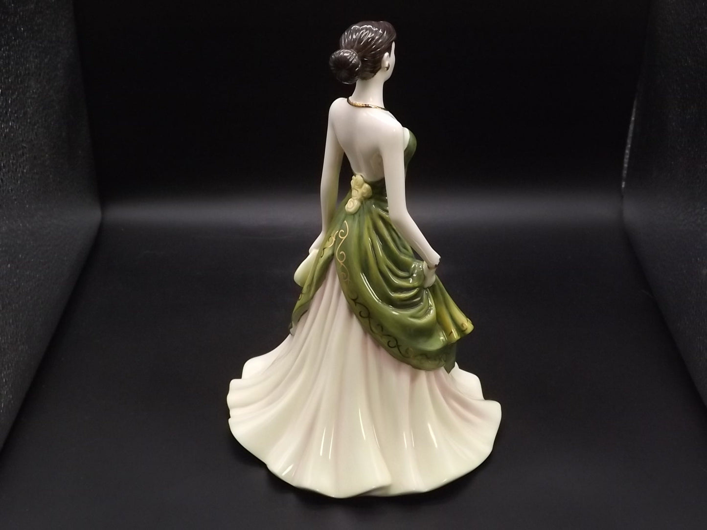 Vintage Royal Doulton Pretty Ladies "Happy Birthday" figurine HN 4908 . Excellent condition! No box.