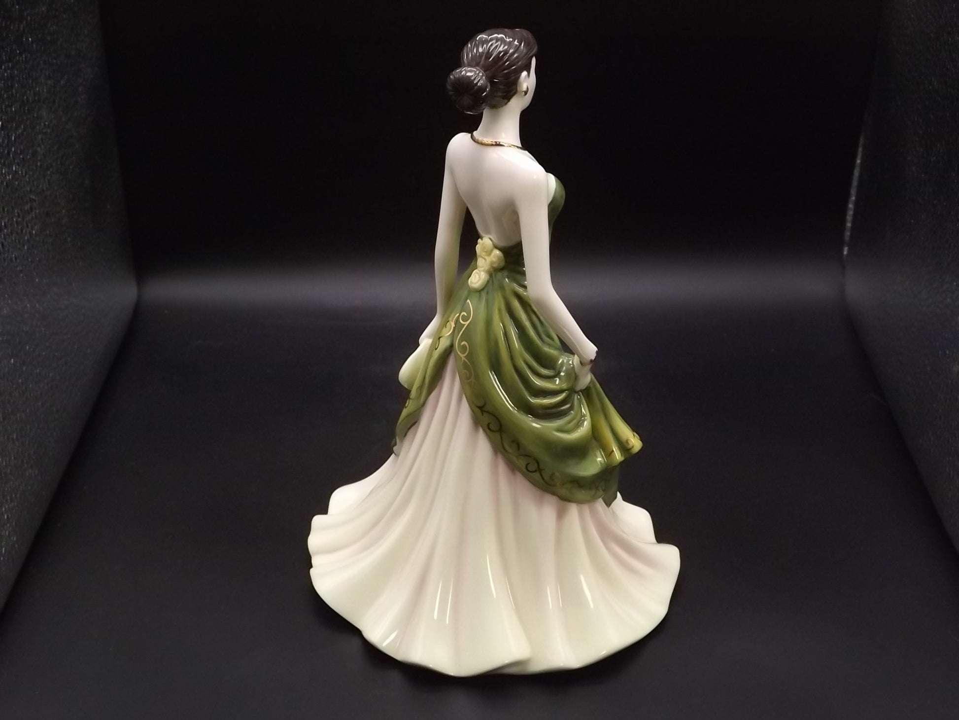 Vintage Royal Doulton Pretty Ladies "Happy Birthday" figurine HN 4908 . Excellent condition! No box.