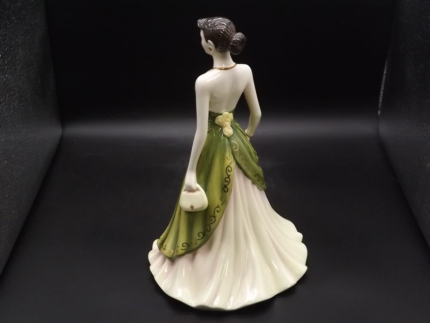 Vintage Royal Doulton Pretty Ladies "Happy Birthday" figurine HN 4908 . Excellent condition! No box.