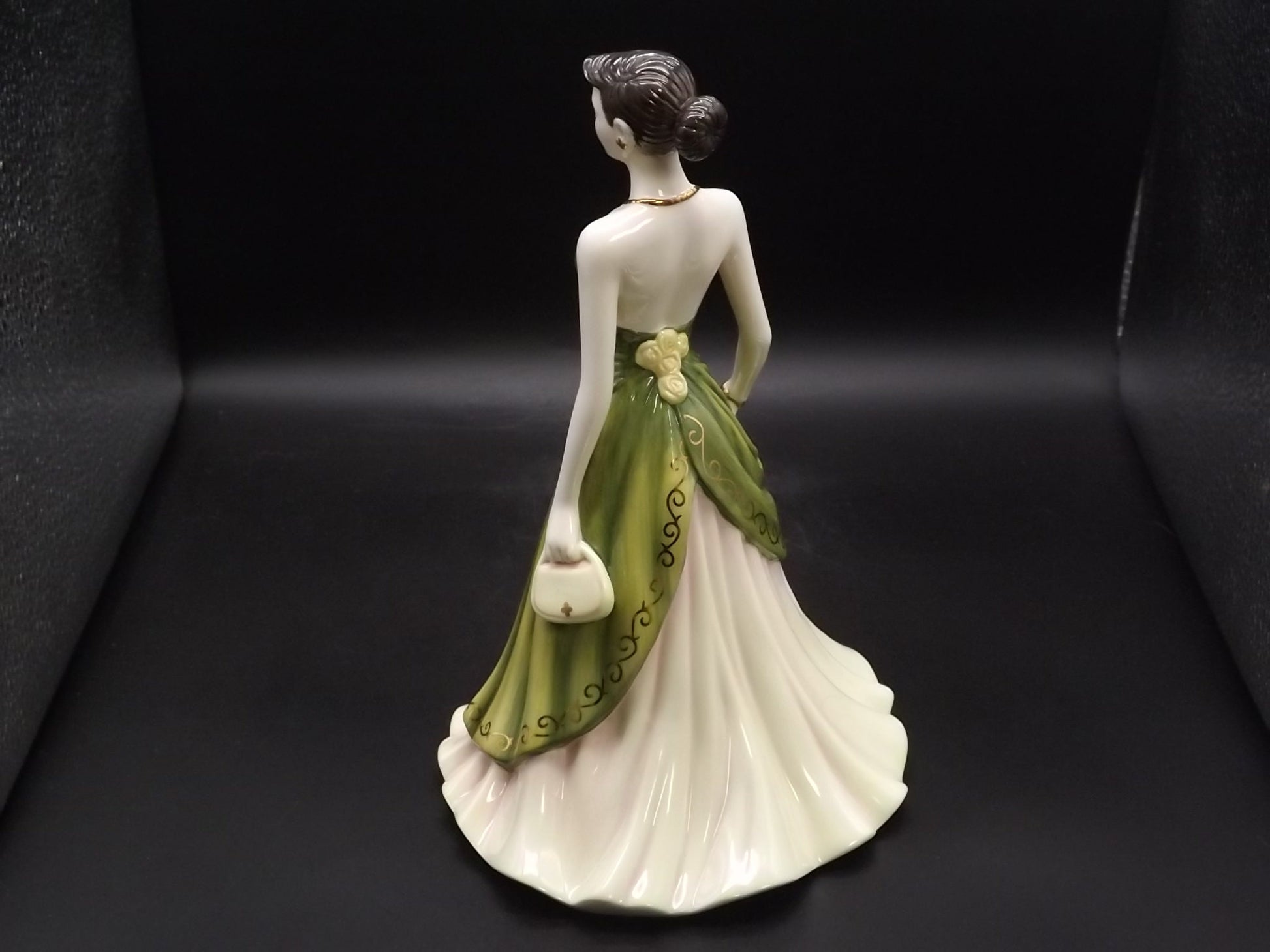 Vintage Royal Doulton Pretty Ladies "Happy Birthday" figurine HN 4908 . Excellent condition! No box.