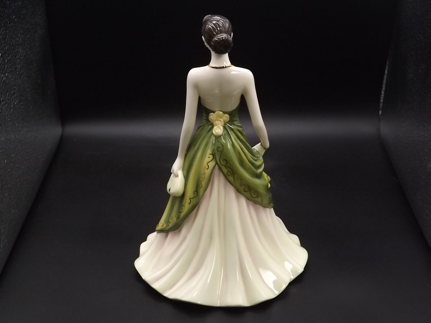 Vintage Royal Doulton Pretty Ladies "Happy Birthday" figurine HN 4908 . Excellent condition! No box.