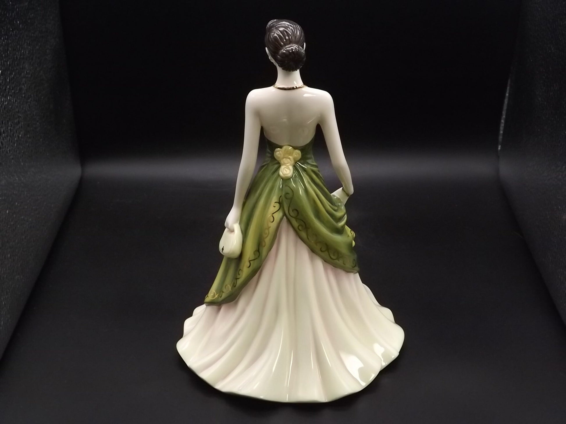 Vintage Royal Doulton Pretty Ladies "Happy Birthday" figurine HN 4908 . Excellent condition! No box.