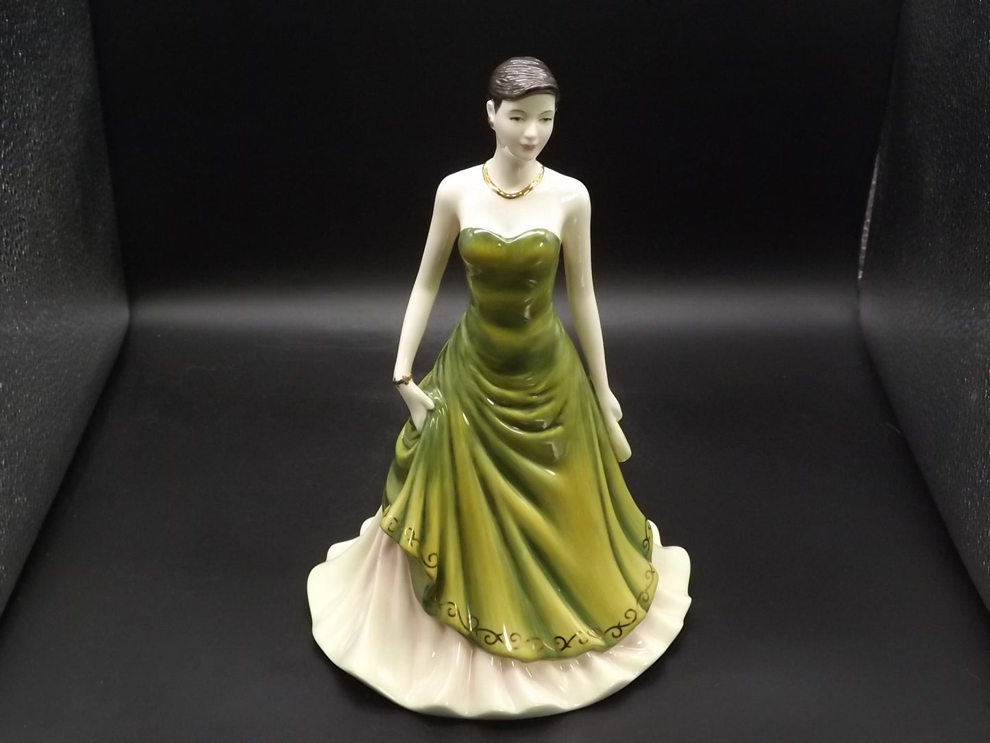 Vintage Royal Doulton Pretty Ladies "Happy Birthday" figurine HN 4908 . Excellent condition! No box.