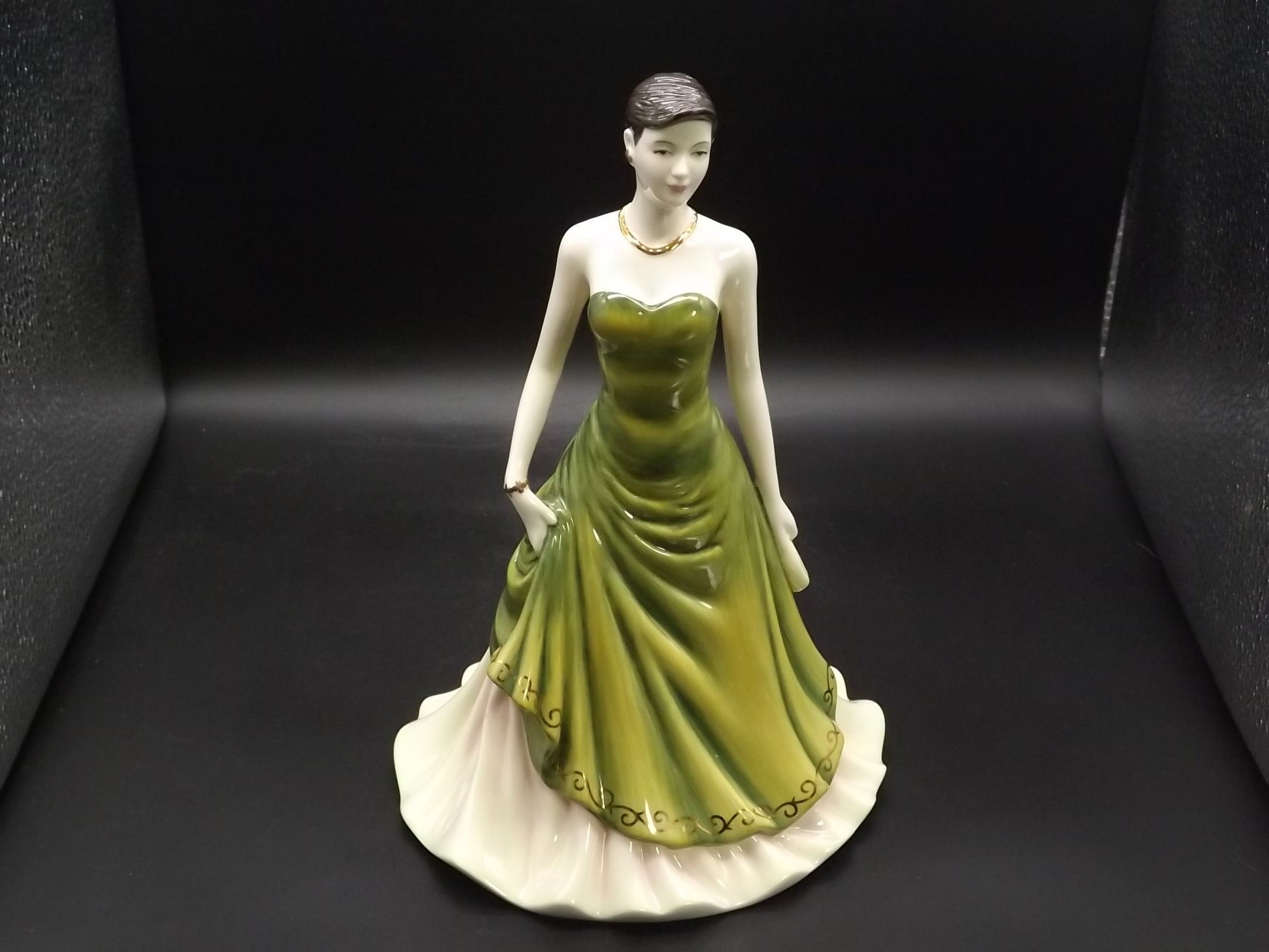 Vintage Royal Doulton Pretty Ladies "Happy Birthday" figurine HN 4908 . Excellent condition! No box.