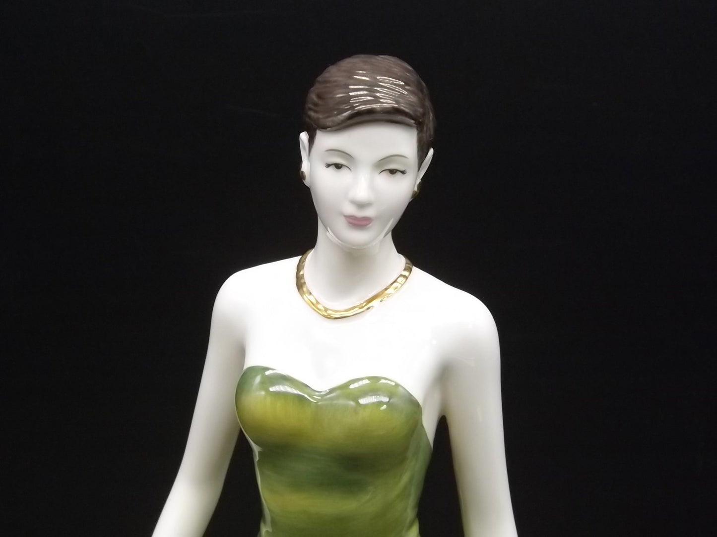 Vintage Royal Doulton Pretty Ladies "Happy Birthday" figurine HN 4908 . Excellent condition! No box.