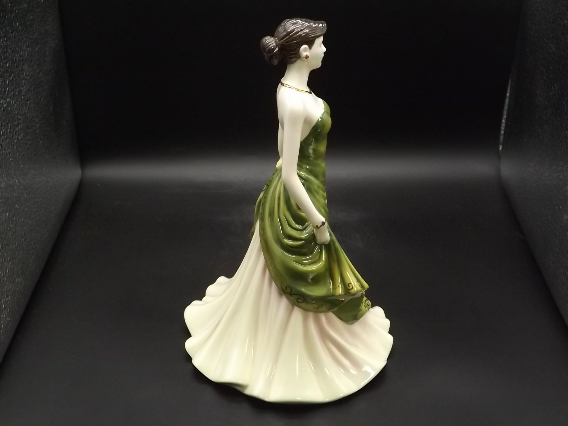 Vintage Royal Doulton Pretty Ladies "Happy Birthday" figurine HN 4908 . Excellent condition! No box.