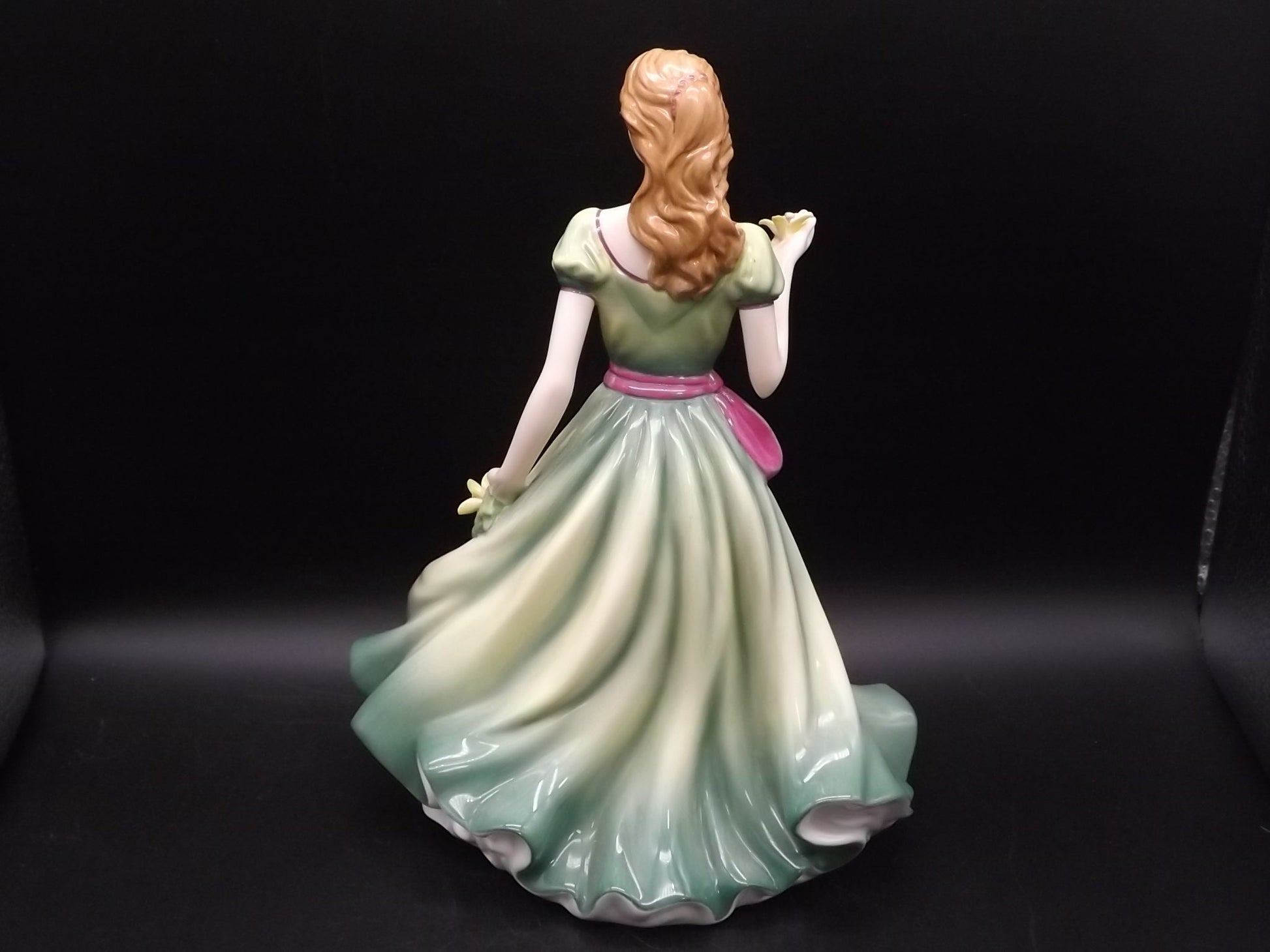 Vintage Royal Doulton Figurine: Pretty Ladies "Spring Stroll" HN 5255