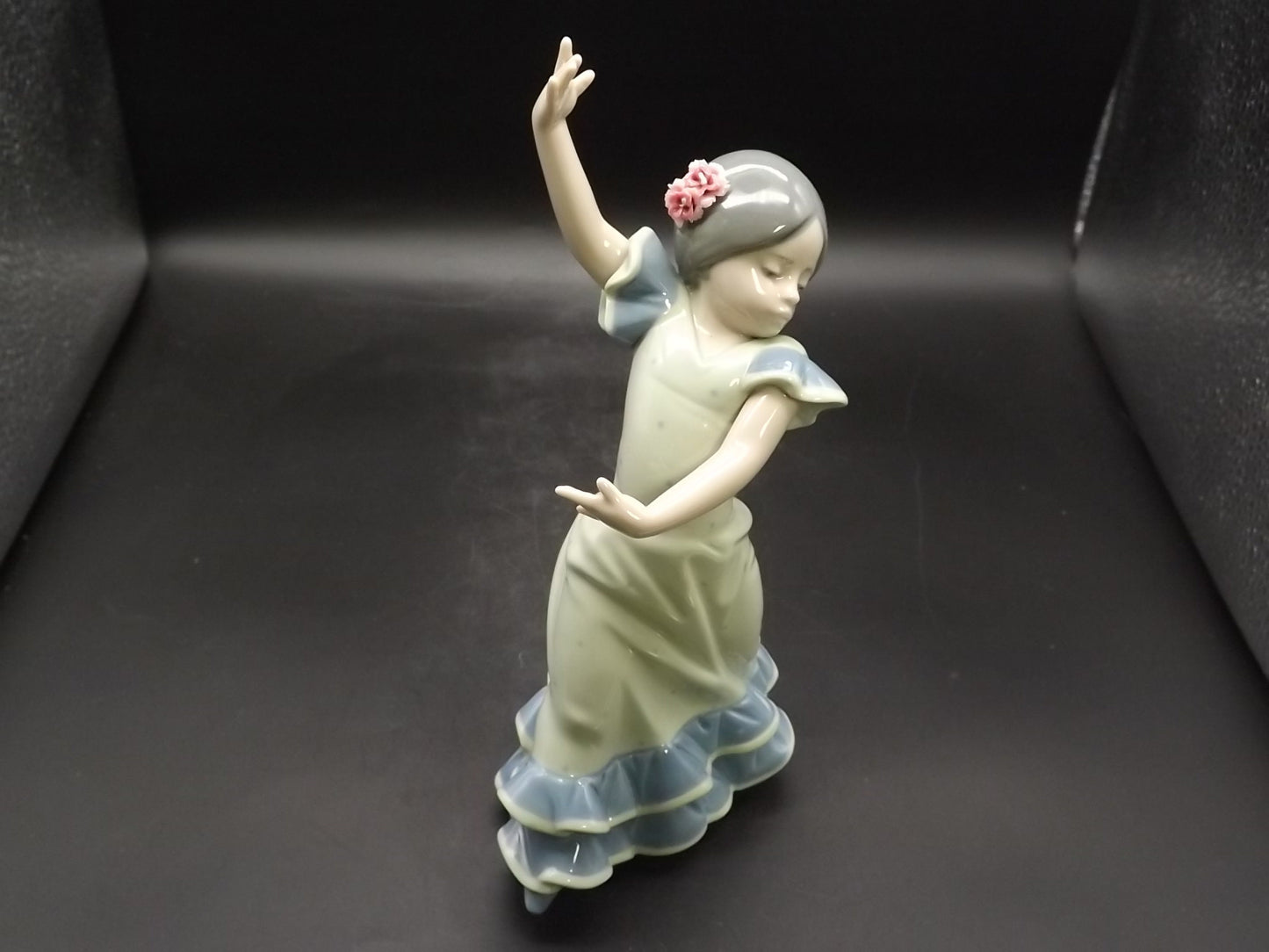 Vintage 1984 Lladro "Lolita" #5192 with original box no COA . Excellent condition! Young Spanish Flamenco dancer Figurine.