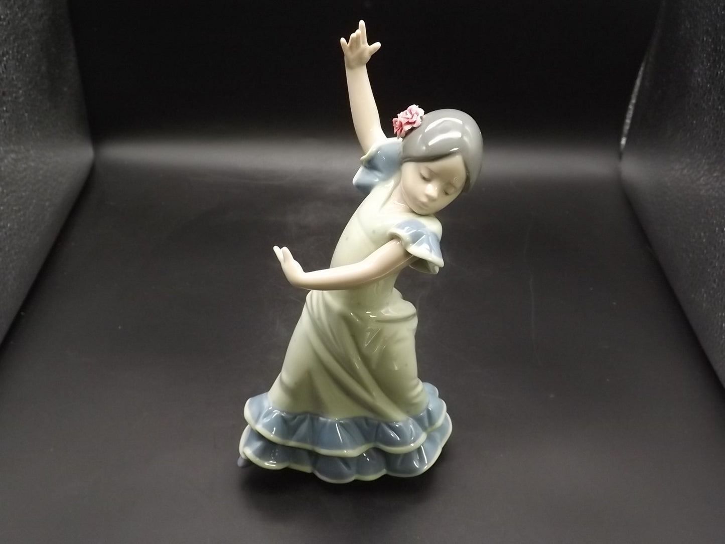 Vintage 1984 Lladro "Lolita" #5192 with original box no COA . Excellent condition! Young Spanish Flamenco dancer Figurine.