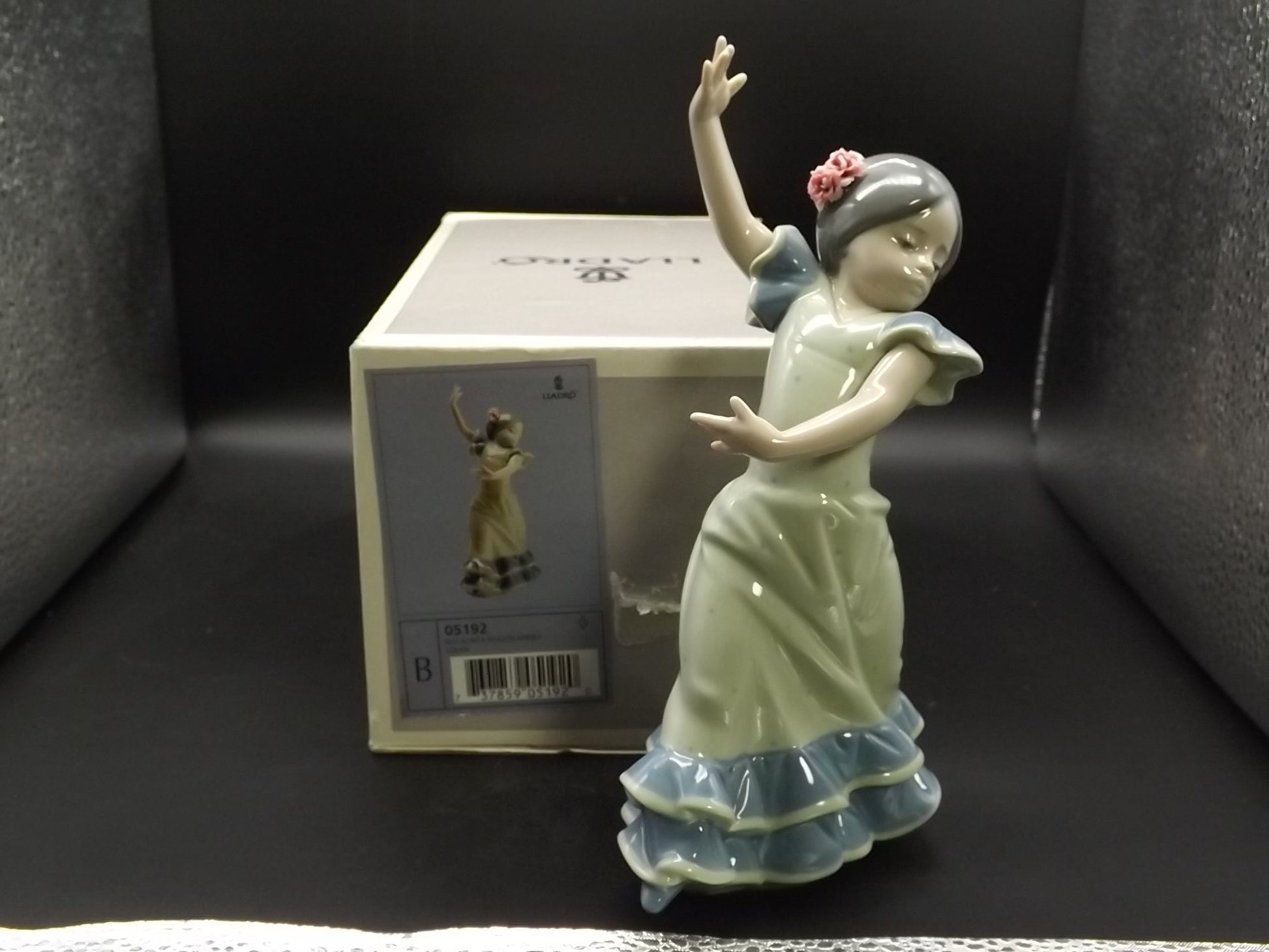 Vintage 1984 Lladro "Lolita" #5192 with original box no COA . Excellent condition! Young Spanish Flamenco dancer Figurine.