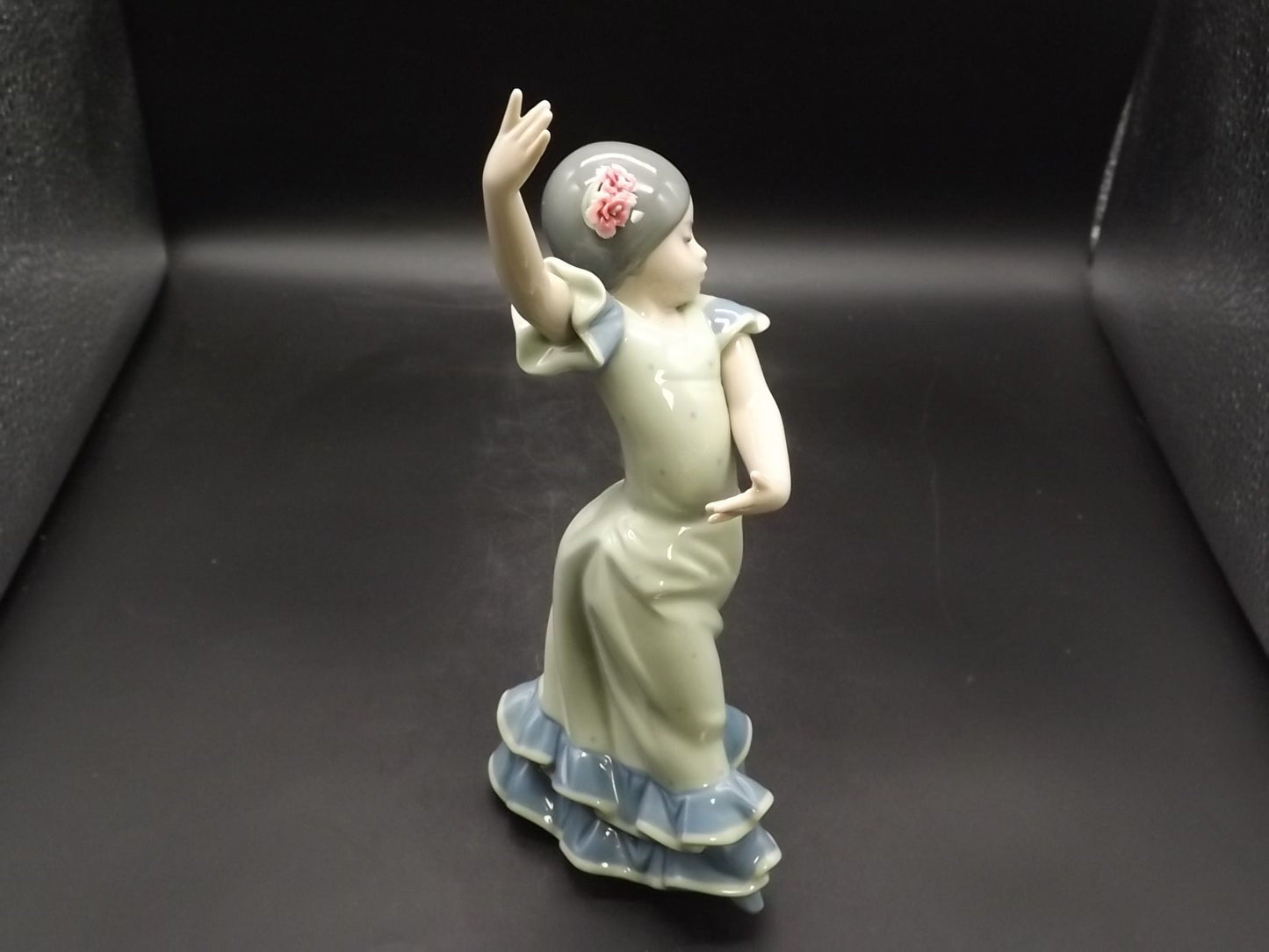 Vintage 1984 Lladro "Lolita" #5192 with original box no COA . Excellent condition! Young Spanish Flamenco dancer Figurine.