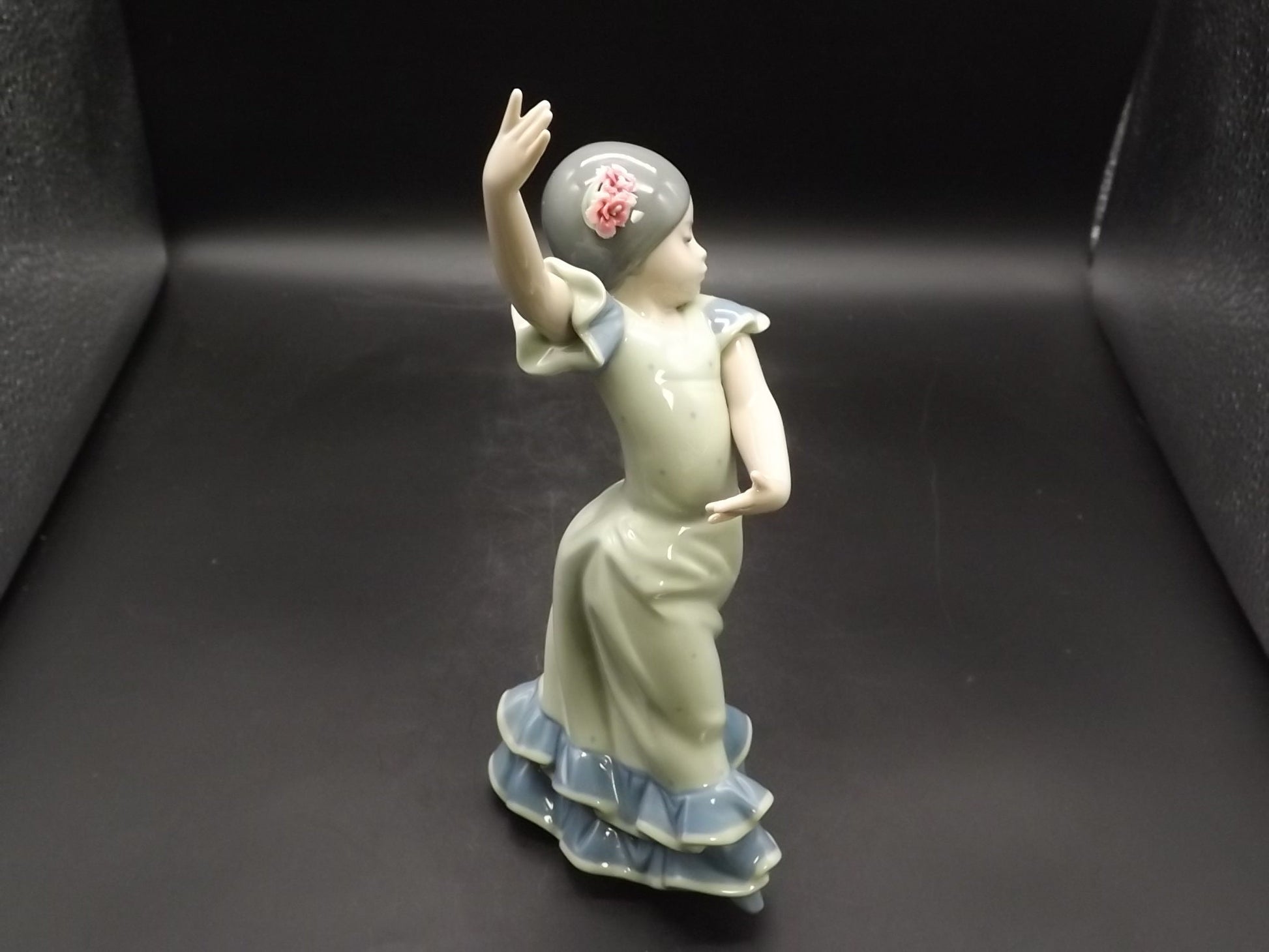 Vintage 1984 Lladro "Lolita" #5192 with original box no COA . Excellent condition! Young Spanish Flamenco dancer Figurine.