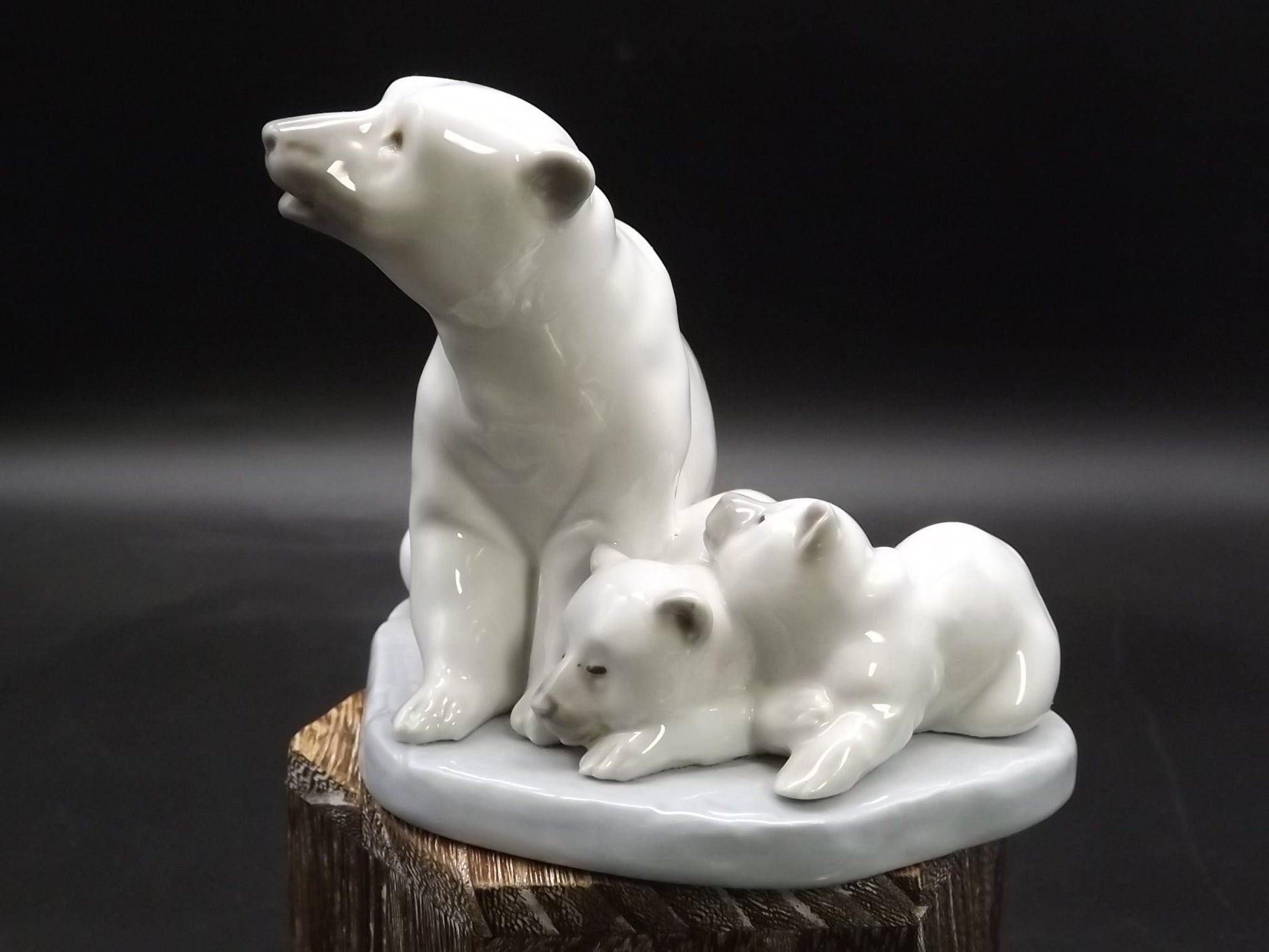 Vintage 1987 Lladro "Miniature Polar Bear with cubs" #5434 with box no COA. Excellent condition! Arctic animals figurine.