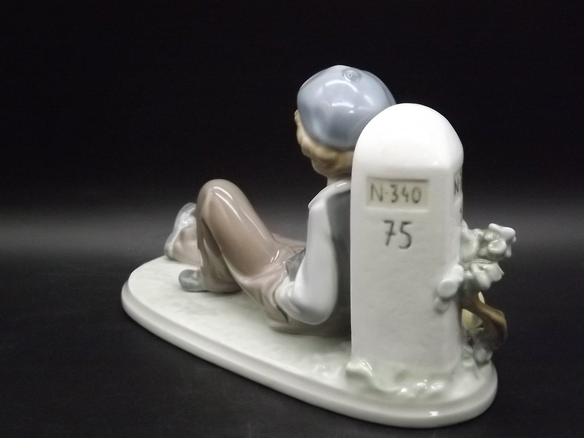 Vintage 1987 Lladro "A time to rest" #5399 no box or COA . Excellent condition! Young Man relaxing on a journey.