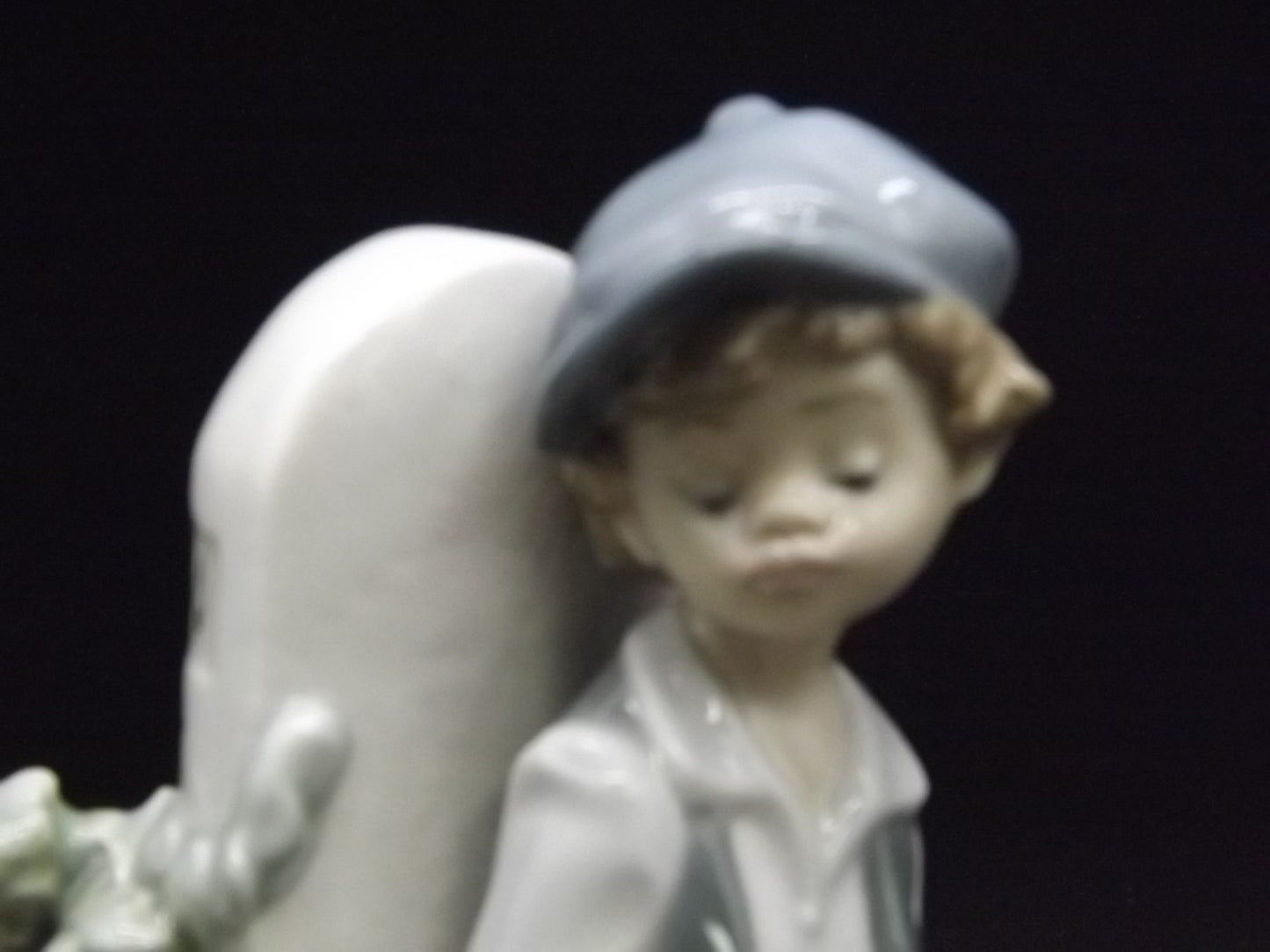 Vintage 1987 Lladro "A time to rest" #5399 no box or COA . Excellent condition! Young Man relaxing on a journey.