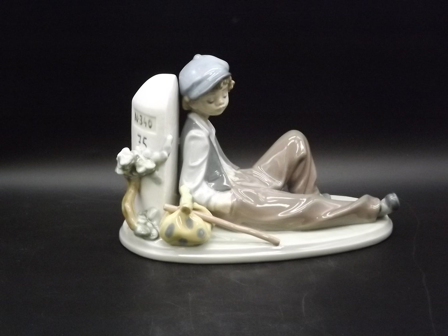 Vintage 1987 Lladro "A time to rest" #5399 no box or COA . Excellent condition! Young Man relaxing on a journey.