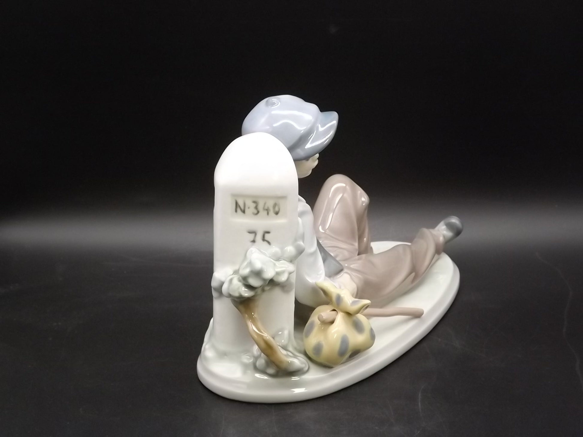 Vintage 1987 Lladro "A time to rest" #5399 no box or COA . Excellent condition! Young Man relaxing on a journey.