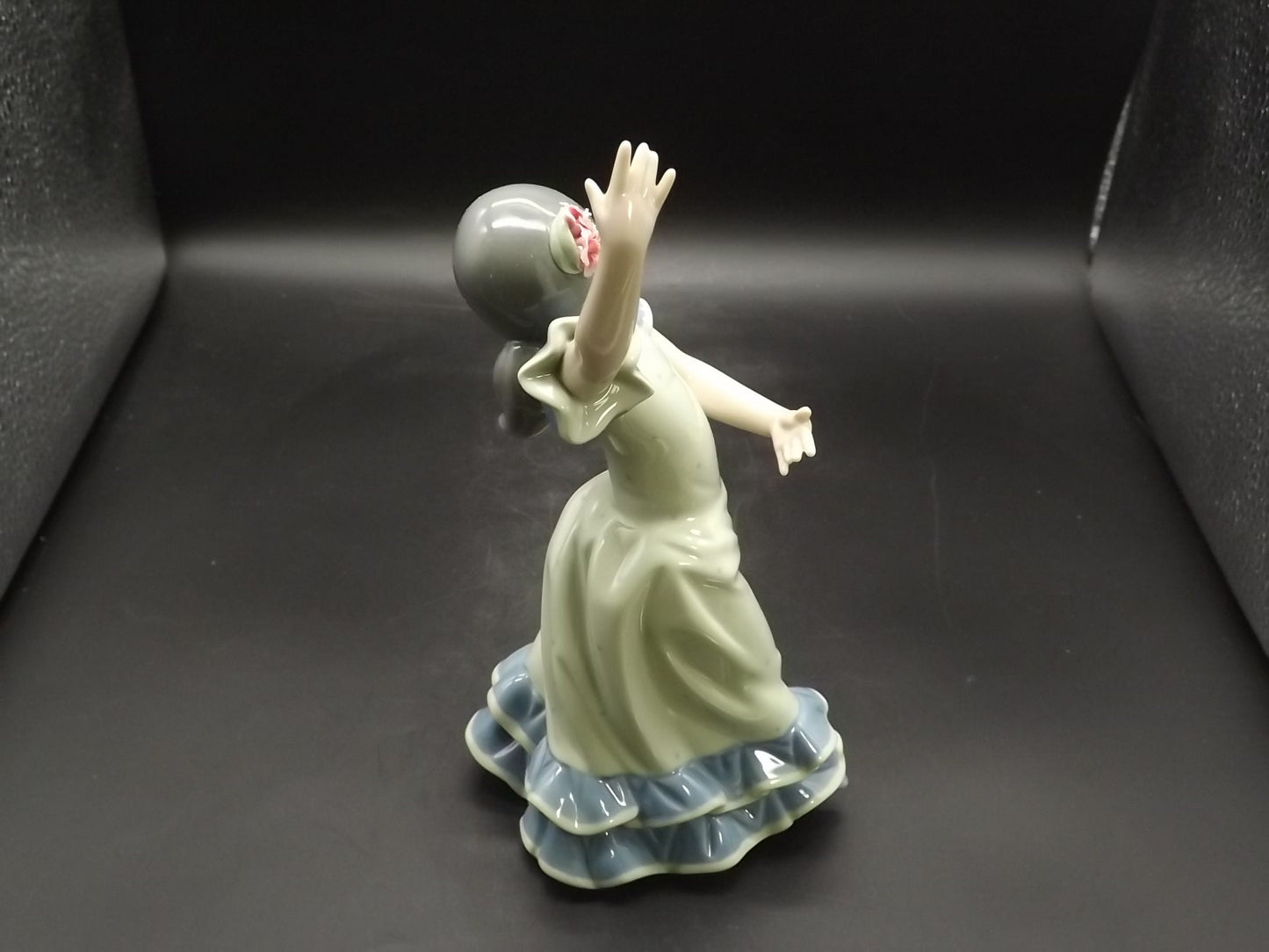Vintage 1984 Lladro "Lolita" #5192 with original box no COA . Excellent condition! Young Spanish Flamenco dancer Figurine.