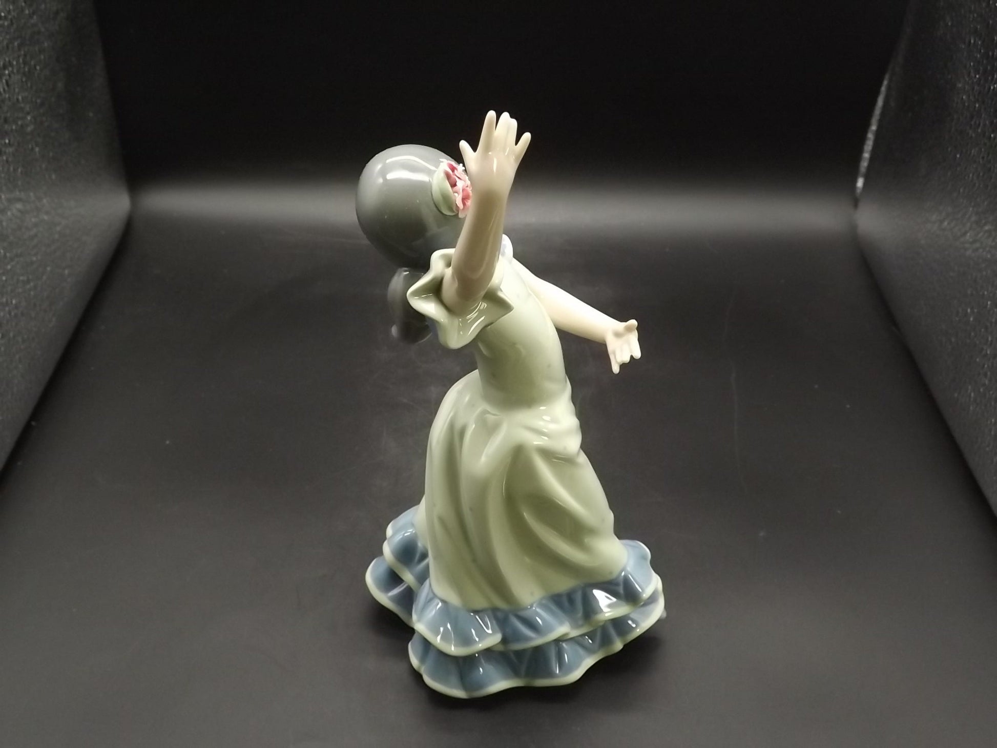 Vintage 1984 Lladro "Lolita" #5192 with original box no COA . Excellent condition! Young Spanish Flamenco dancer Figurine.