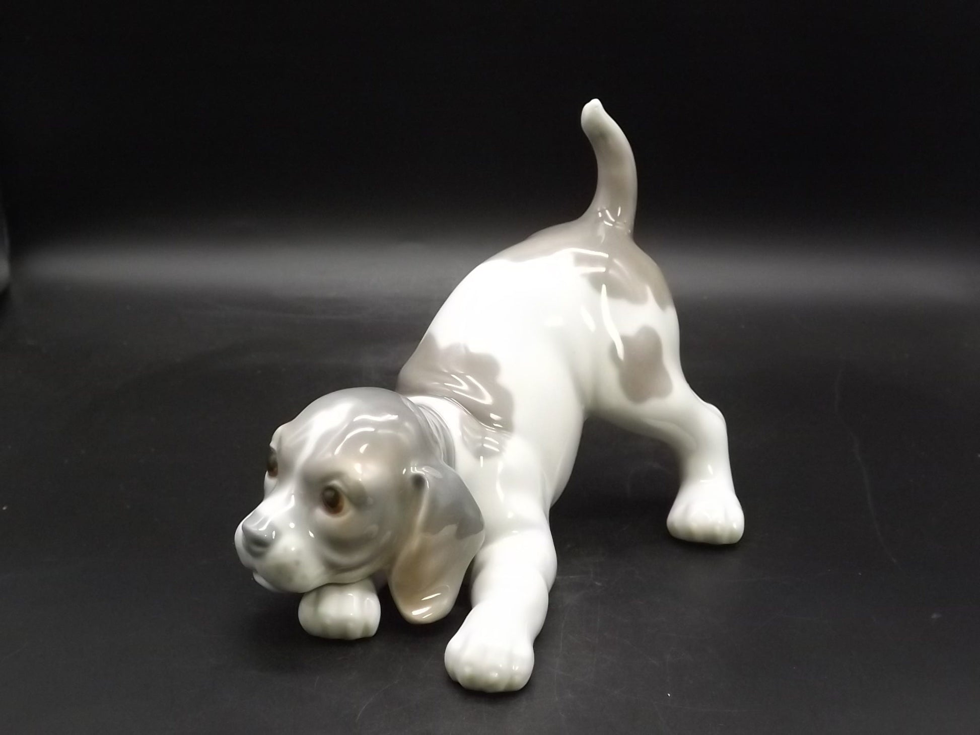 Vintage 1960s Lladro "Beagle Puppy" #1070 no box or COA . Excellent condition! Man's best friend ready to play.