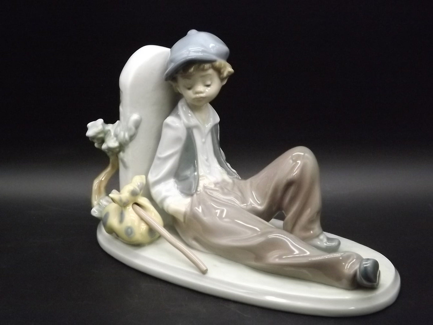 Vintage 1987 Lladro "A time to rest" #5399 no box or COA . Excellent condition! Young Man relaxing on a journey.