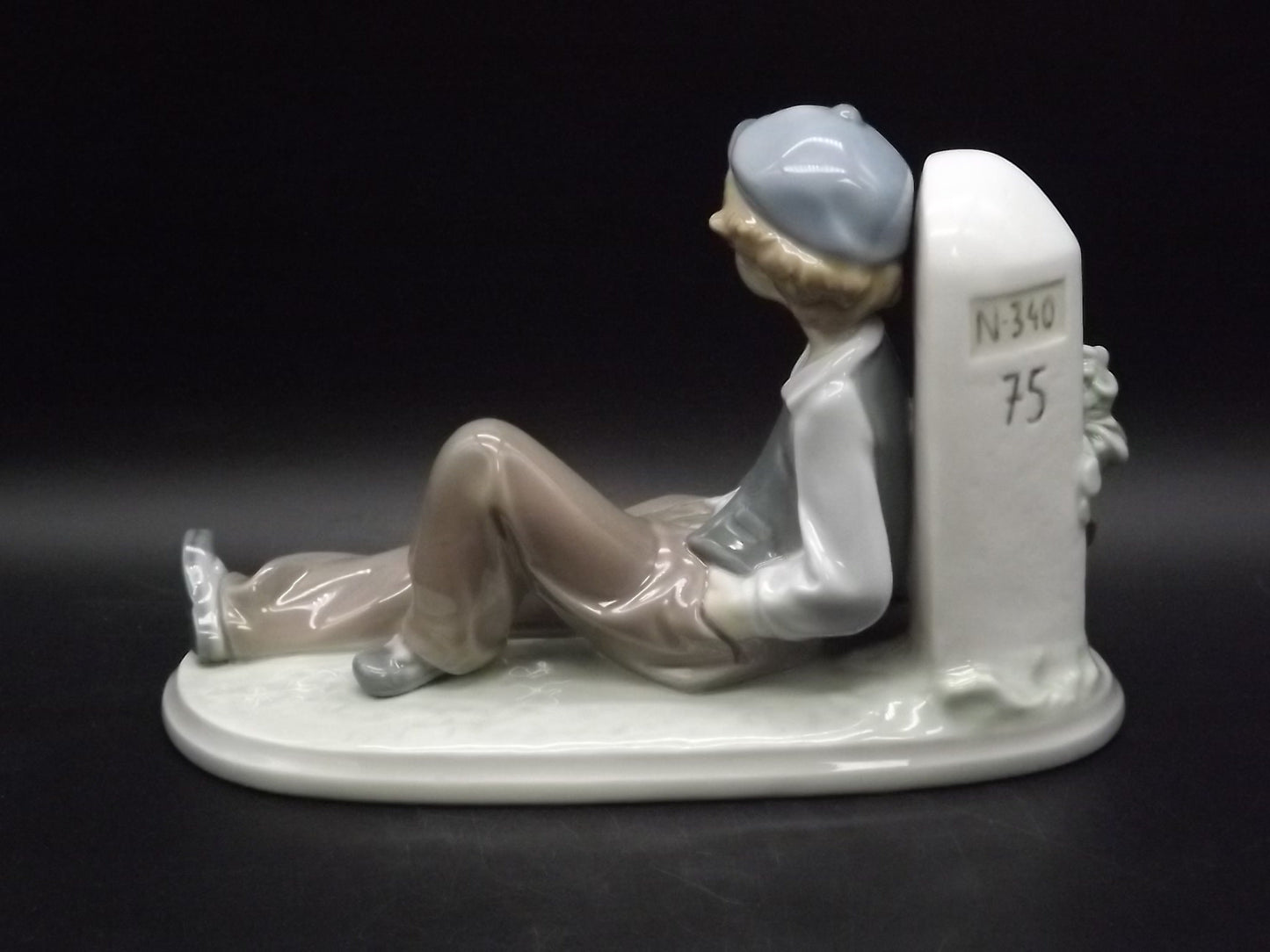 Vintage 1987 Lladro "A time to rest" #5399 no box or COA . Excellent condition! Young Man relaxing on a journey.