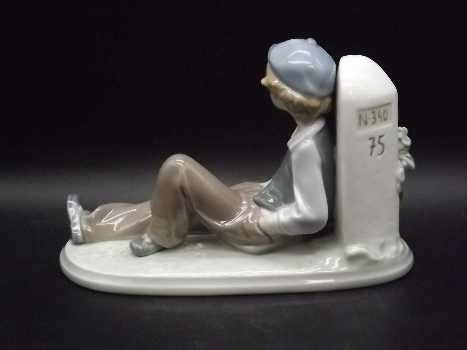 Vintage 1987 Lladro "A time to rest" #5399 no box or COA . Excellent condition! Young Man relaxing on a journey.