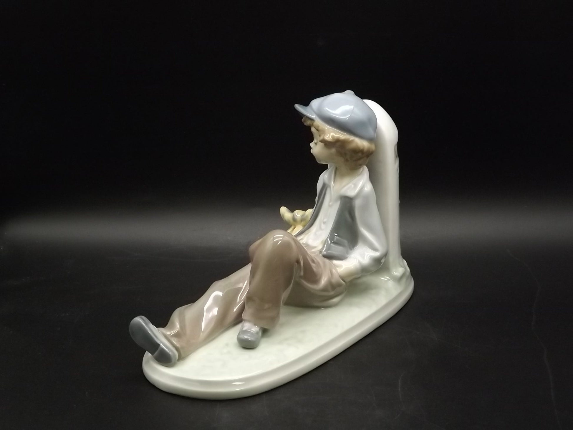 Vintage 1987 Lladro "A time to rest" #5399 no box or COA . Excellent condition! Young Man relaxing on a journey.