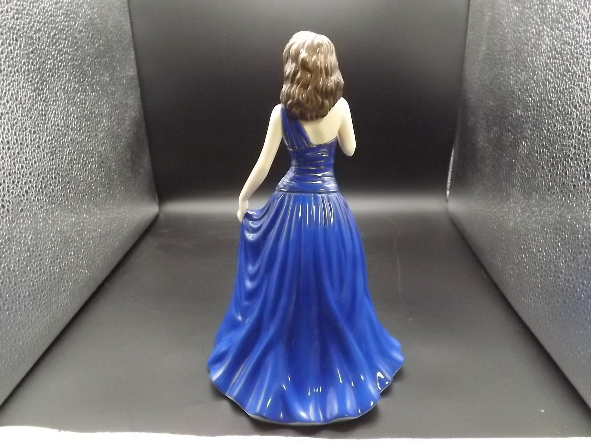 Vintage Royal Doulton Pretty Ladies "Susan" figurine HN 5017. Excellent condition!