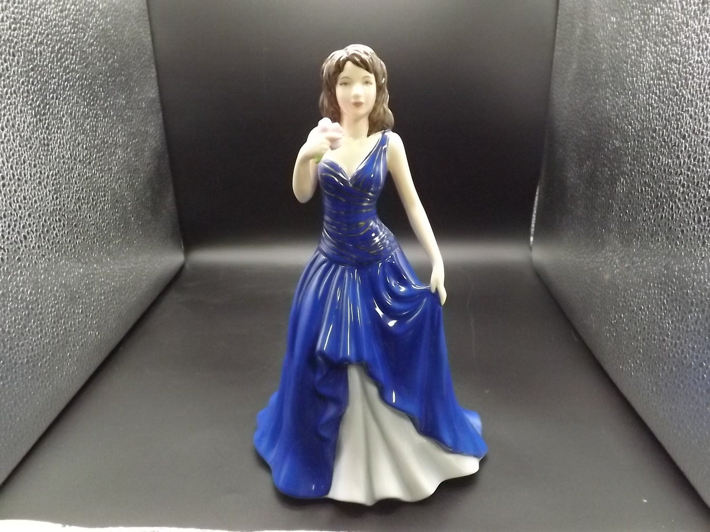 Vintage Royal Doulton Pretty Ladies "Susan" figurine HN 5017. Excellent condition!