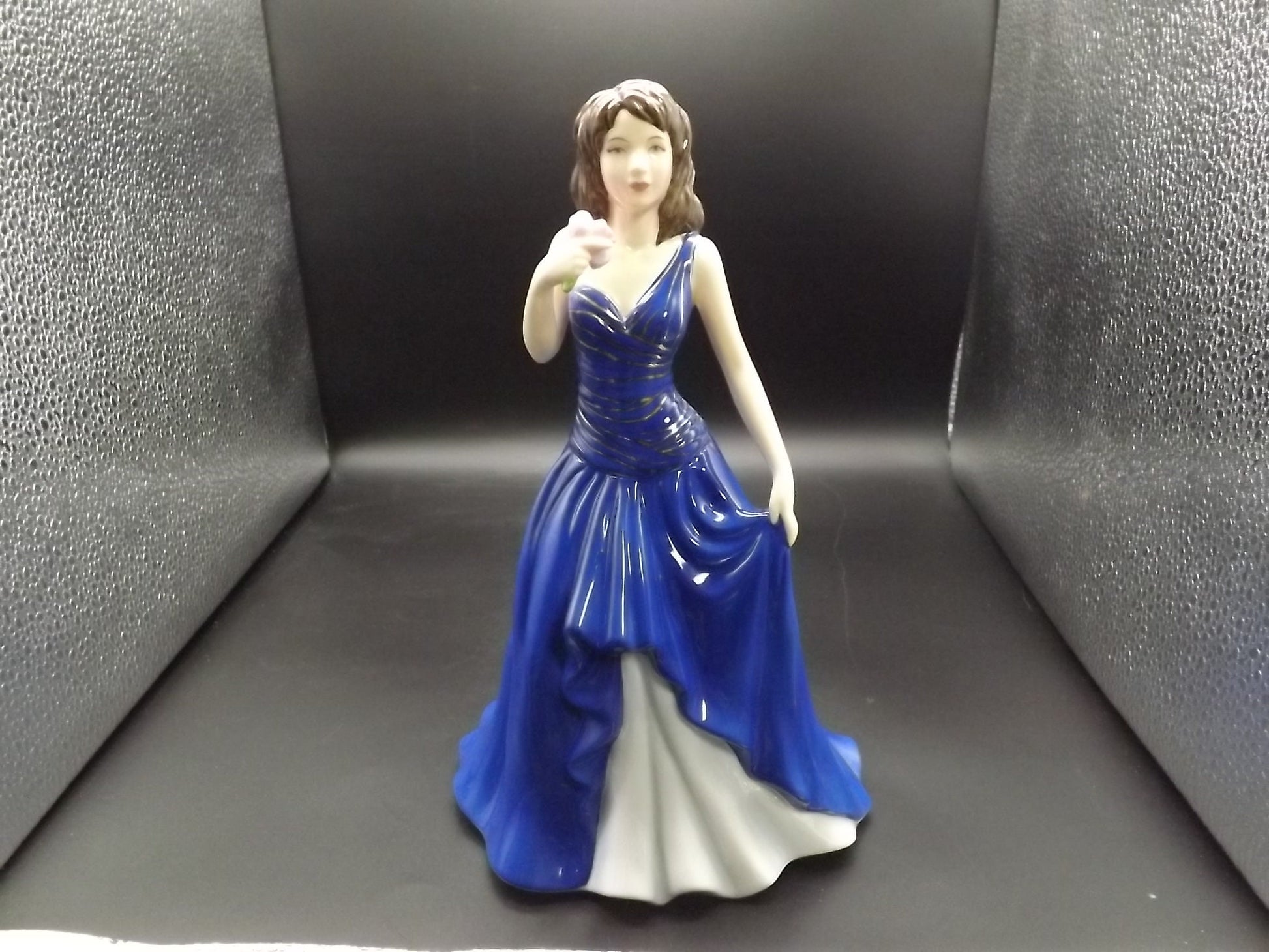 Vintage Royal Doulton Pretty Ladies "Susan" figurine HN 5017. Excellent condition!