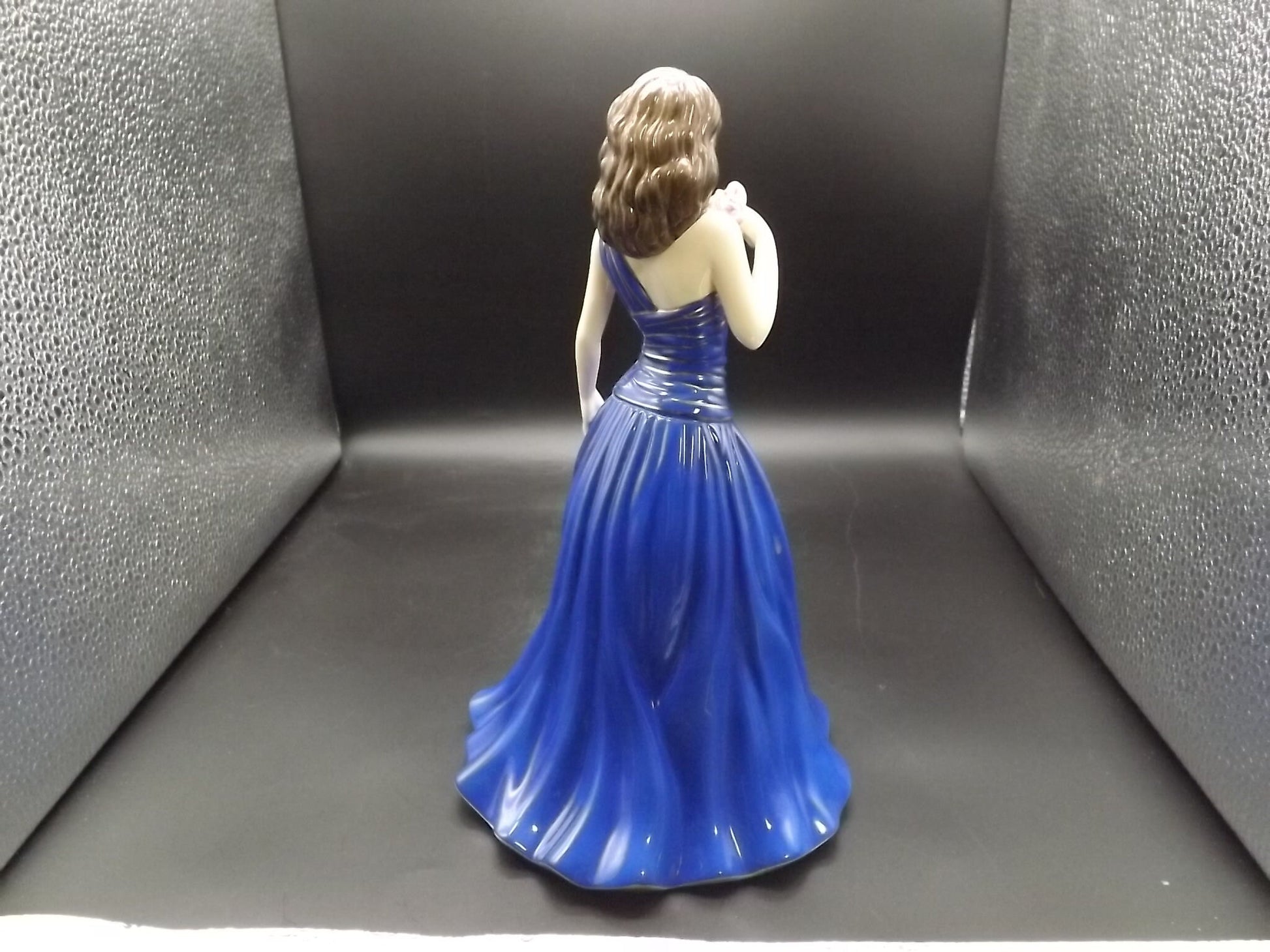 Vintage Royal Doulton Pretty Ladies "Susan" figurine HN 5017. Excellent condition!