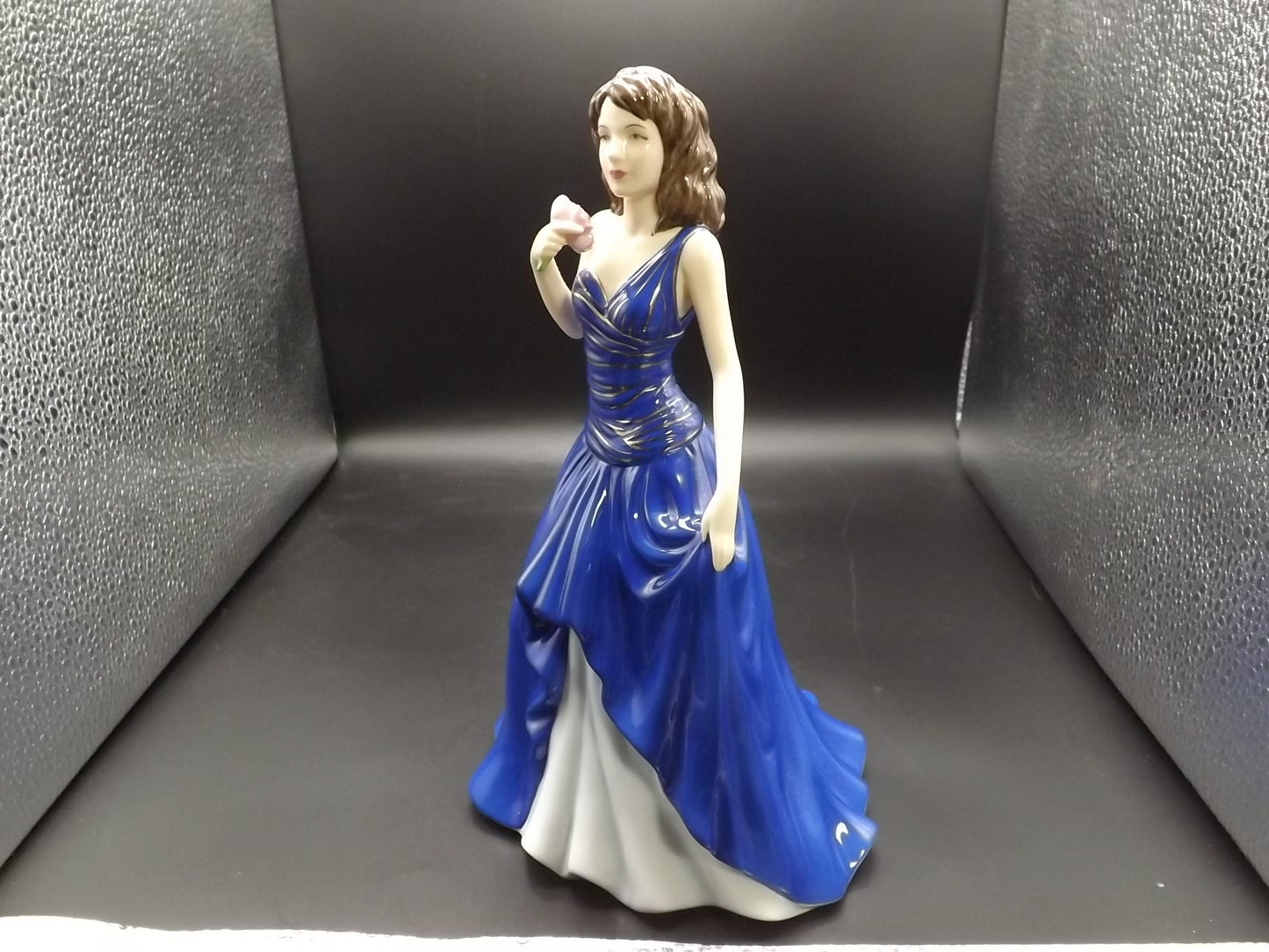 Vintage Royal Doulton Pretty Ladies "Susan" figurine HN 5017. Excellent condition!