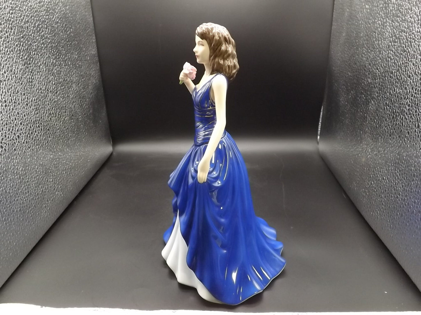 Vintage Royal Doulton Pretty Ladies "Susan" figurine HN 5017. Excellent condition!