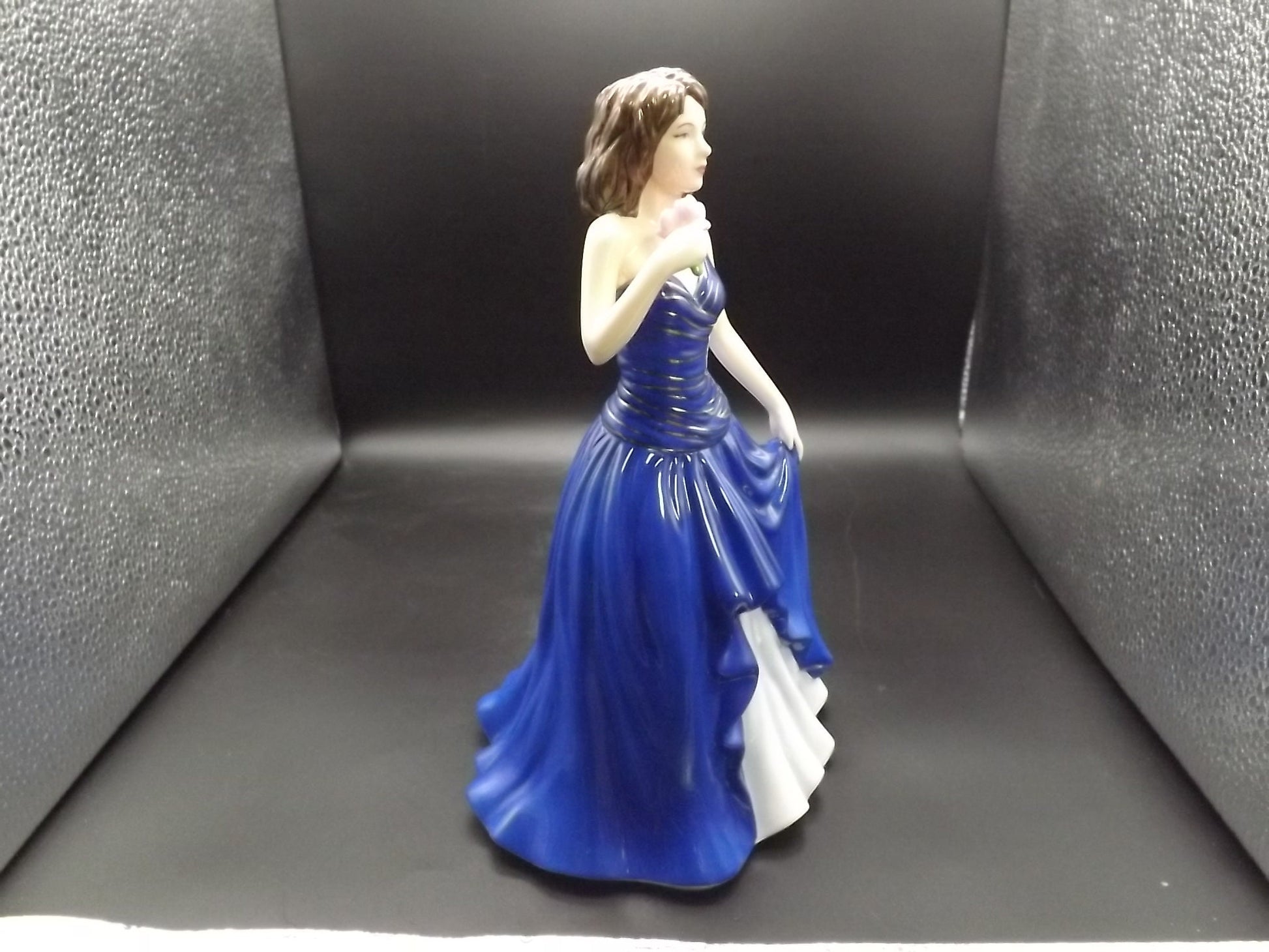 Vintage Royal Doulton Pretty Ladies "Susan" figurine HN 5017. Excellent condition!