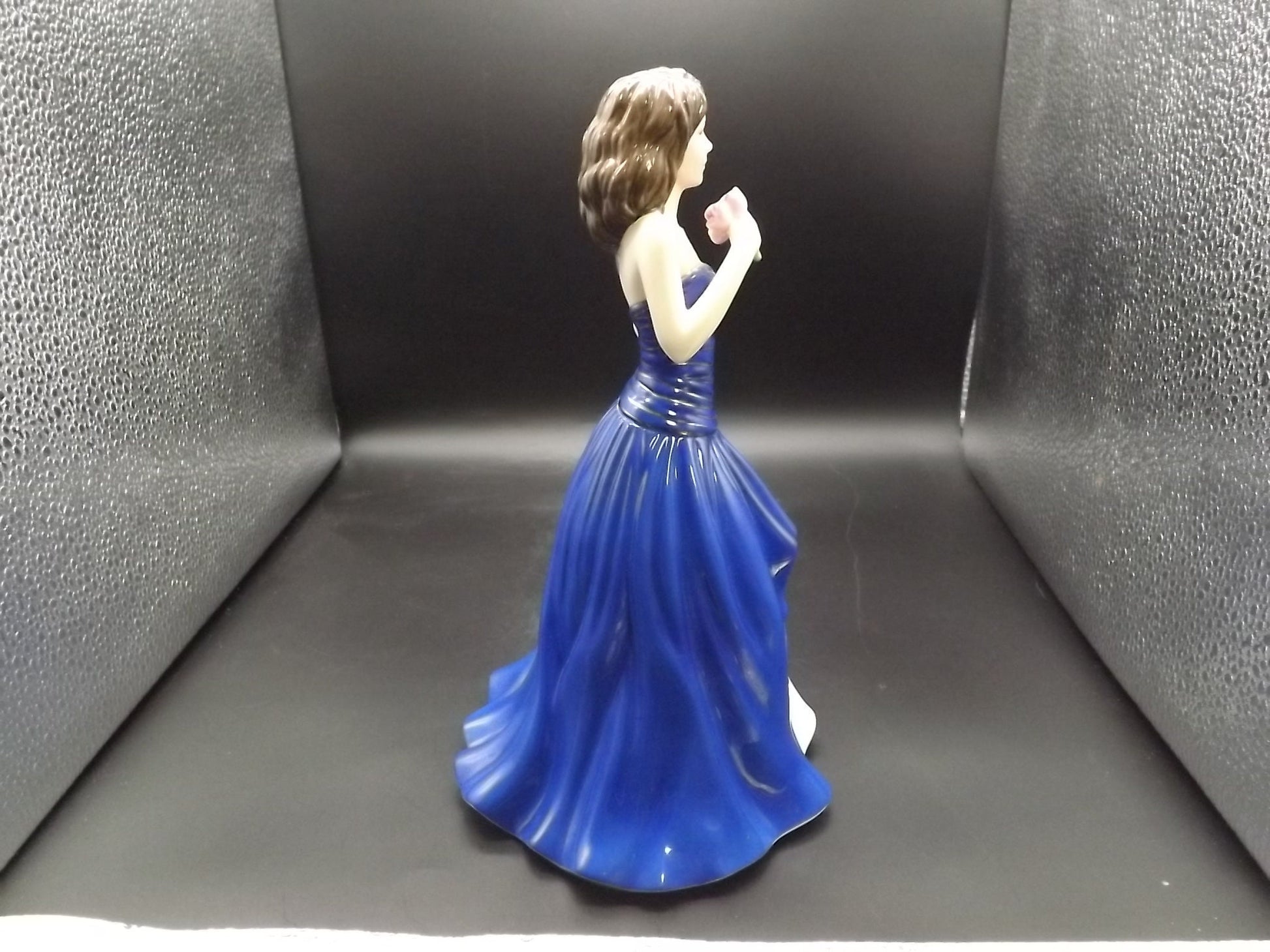 Vintage Royal Doulton Pretty Ladies "Susan" figurine HN 5017. Excellent condition!