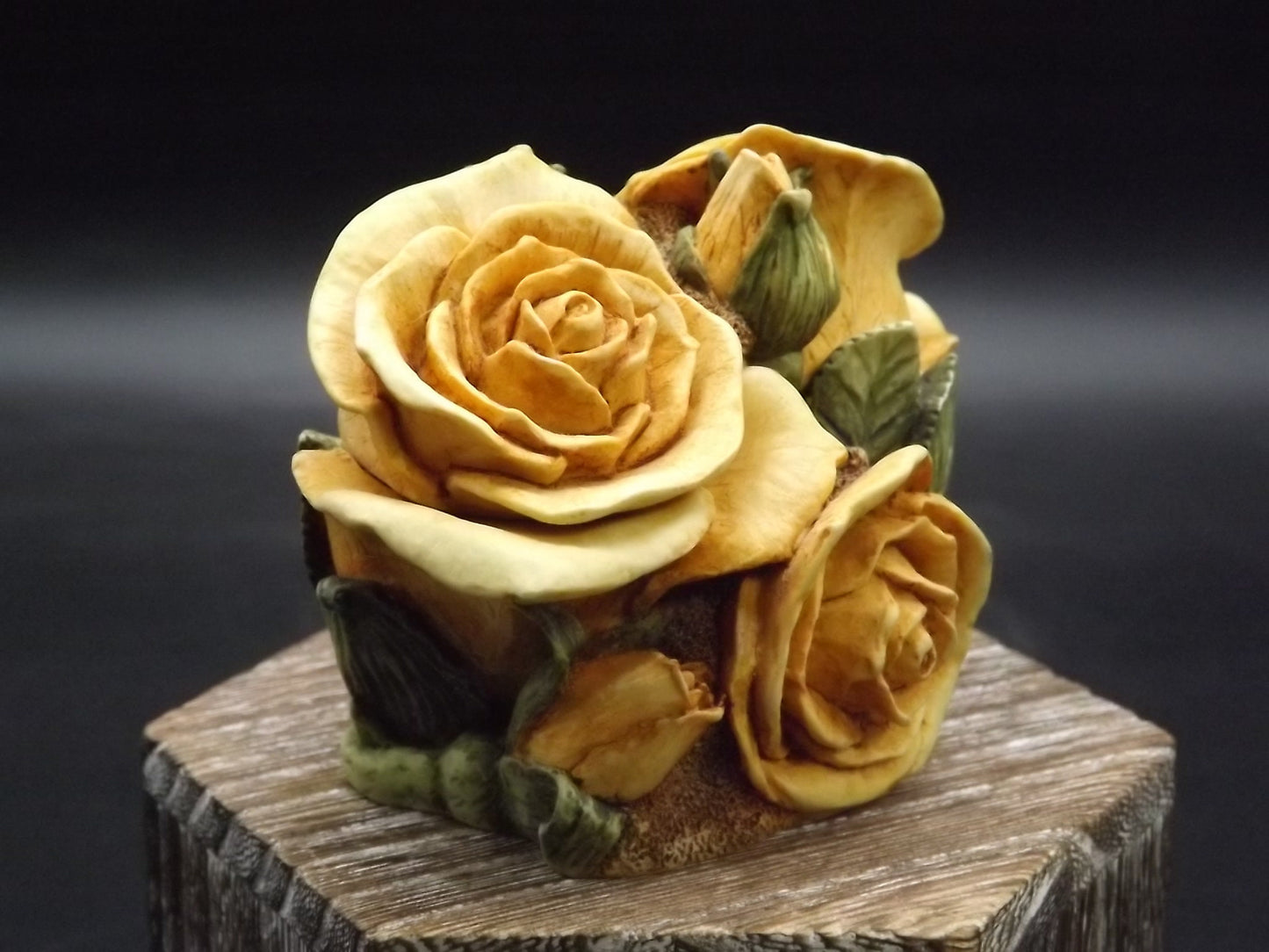 Retired 1997 Harmony Kingdom "Double Yellow Rose" Jest Figurine HGLEDYR with original box. Excellent condition. Limited Edition #2336/5000.