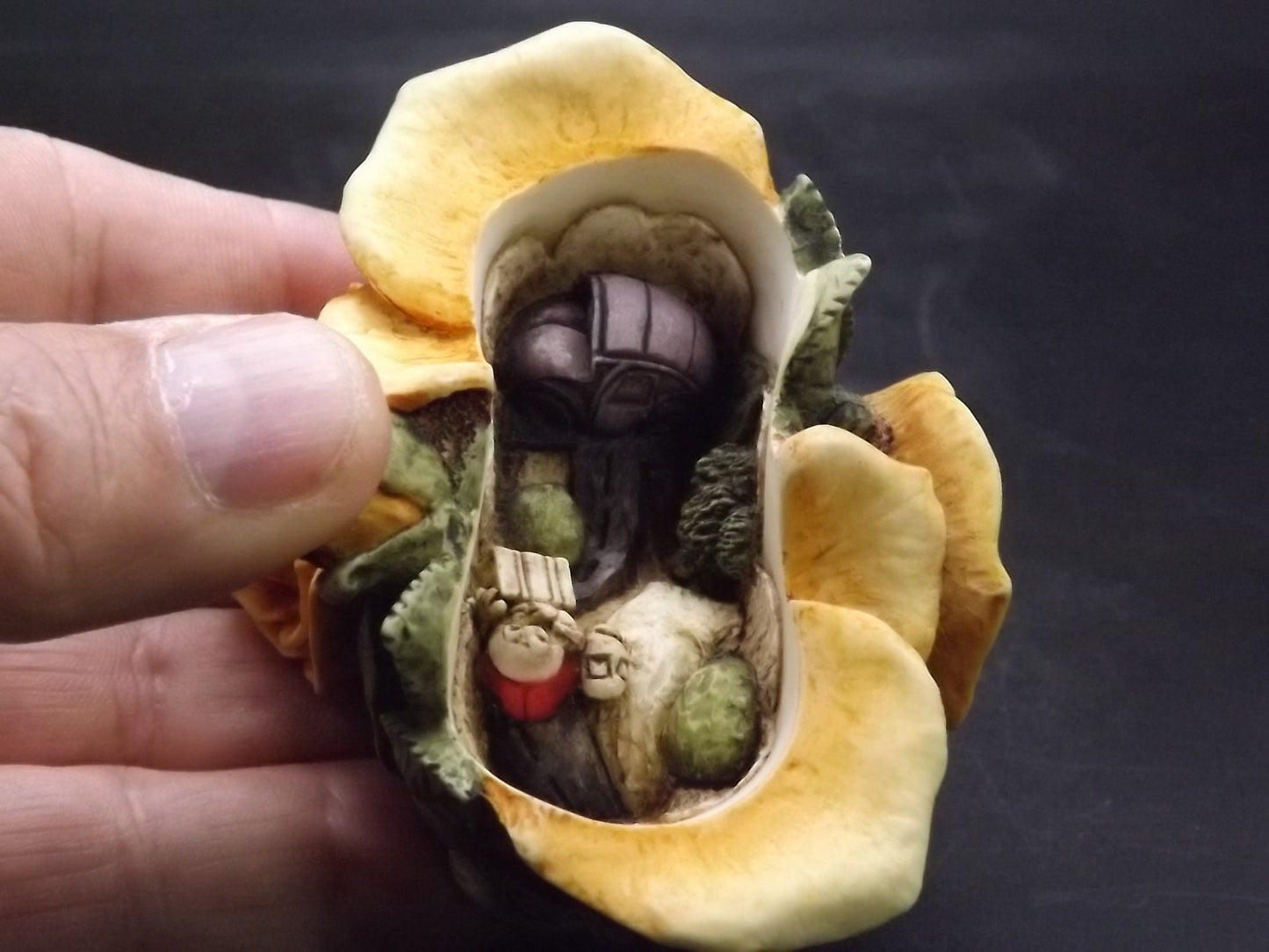 Retired 1997 Harmony Kingdom "Double Yellow Rose" Jest Figurine HGLEDYR with original box. Excellent condition. Limited Edition #2336/5000.