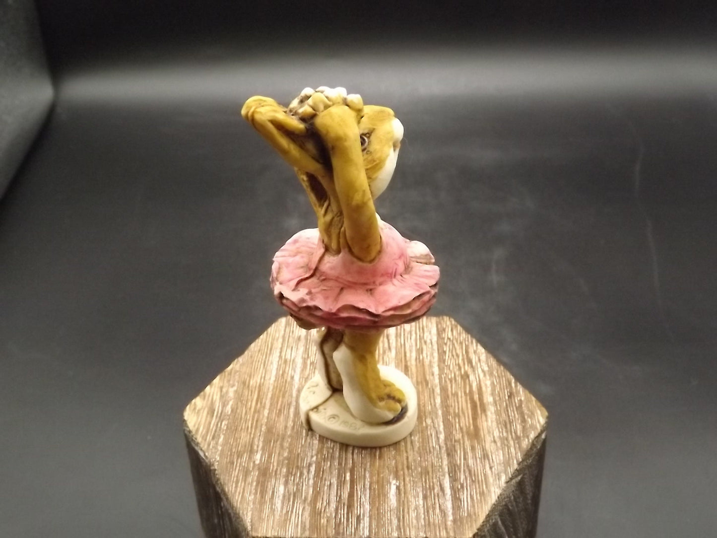 Vintage 1982 Artefice Ottanta Ballerina Rabbit Figurine: Hand-Painted Collectible