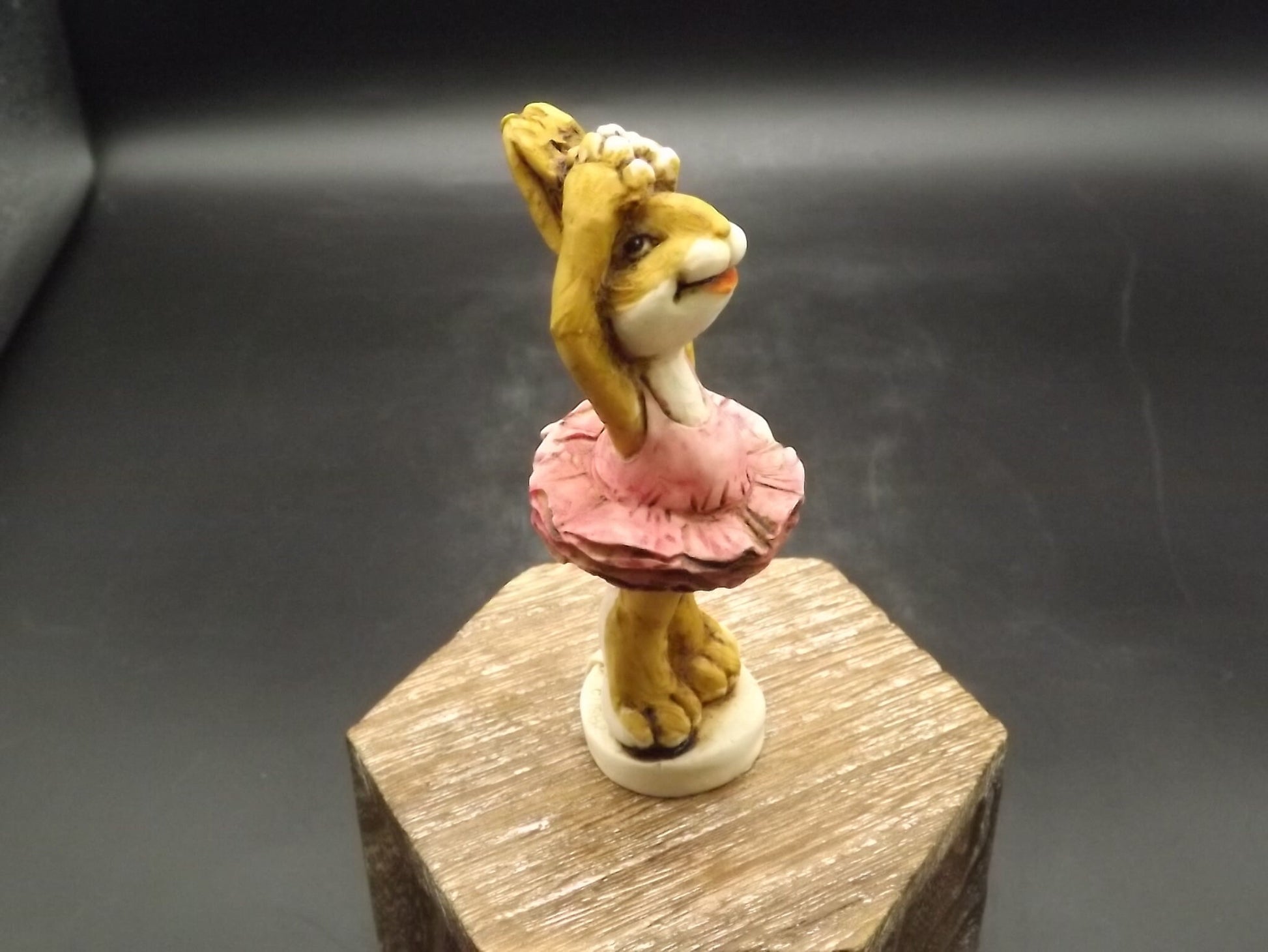 Vintage 1982 Artefice Ottanta Ballerina Rabbit Figurine: Hand-Painted Collectible