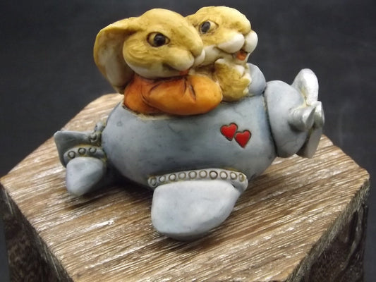 Vintage Artefice Ottanta Rabbit Couple Figurine: Hand-Painted Airplane, 1982 Italy