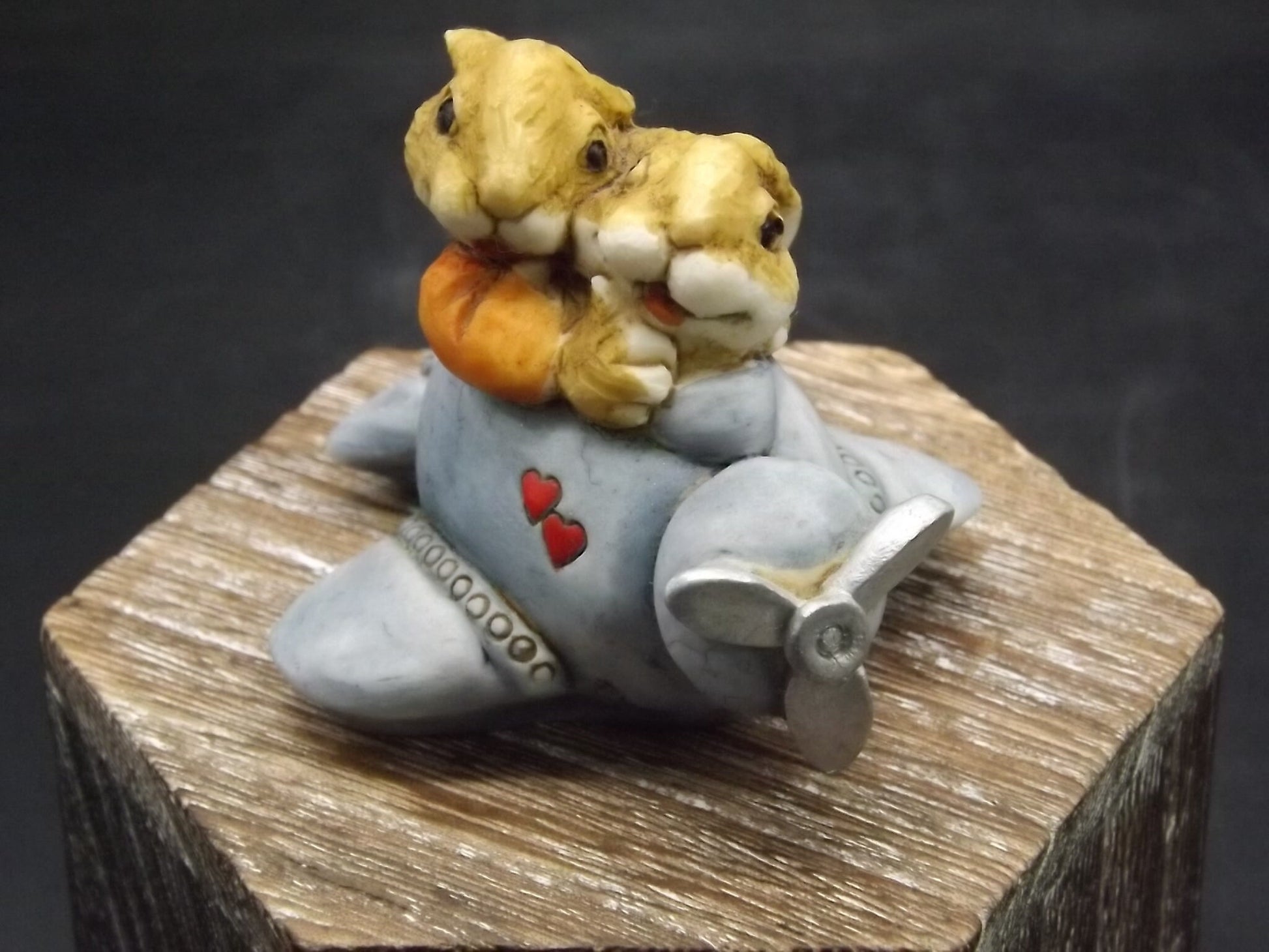 Vintage Artefice Ottanta Rabbit Couple Figurine: Hand-Painted Airplane, 1982 Italy