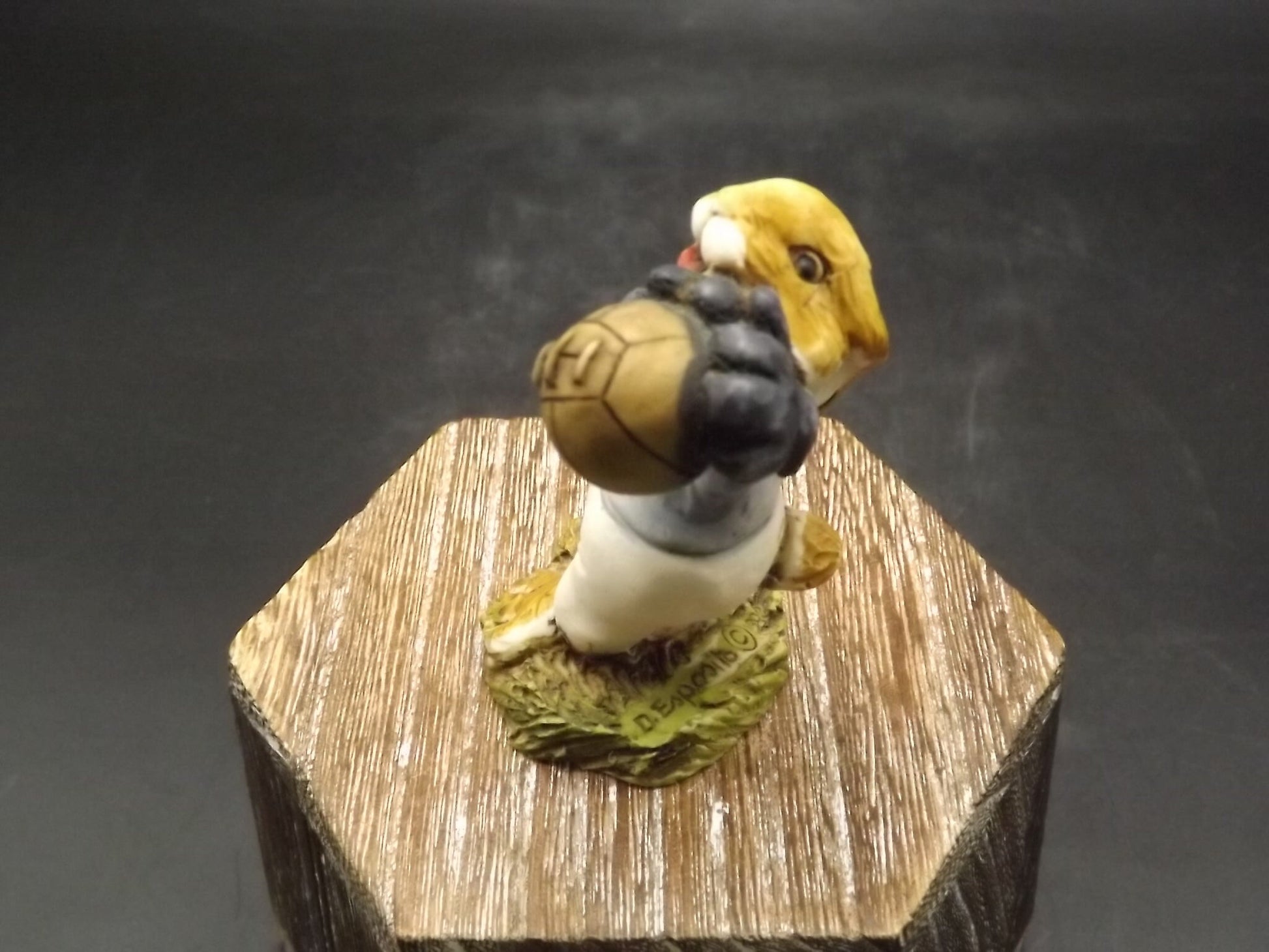 Vintage 1982 Artefice Ottanta Goalie Rabbit Figurine: Hand-Painted Soccer Collectible