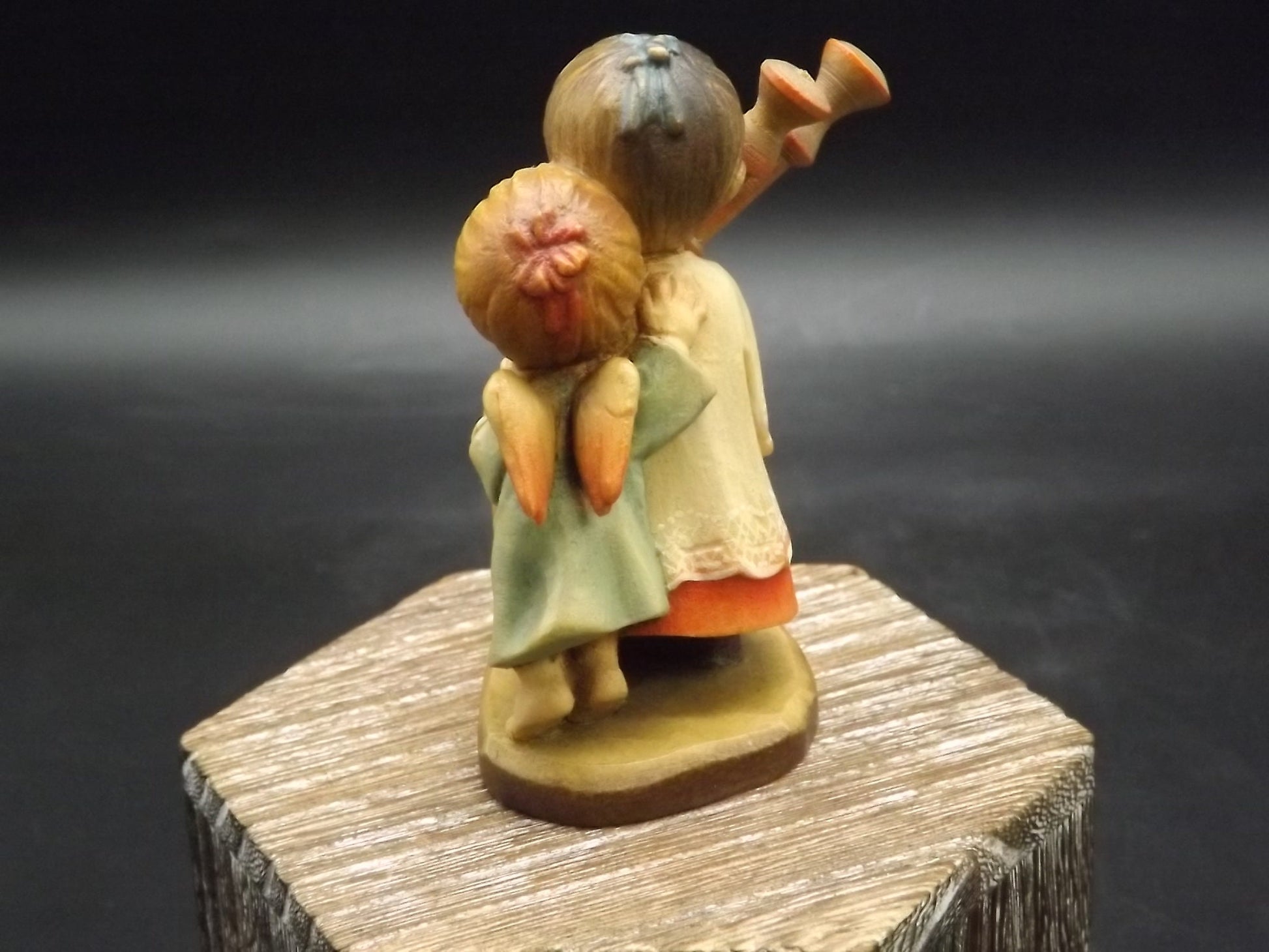 Vintage Anri Wood Figurine: "The Helper" - Juan Ferrandiz Design