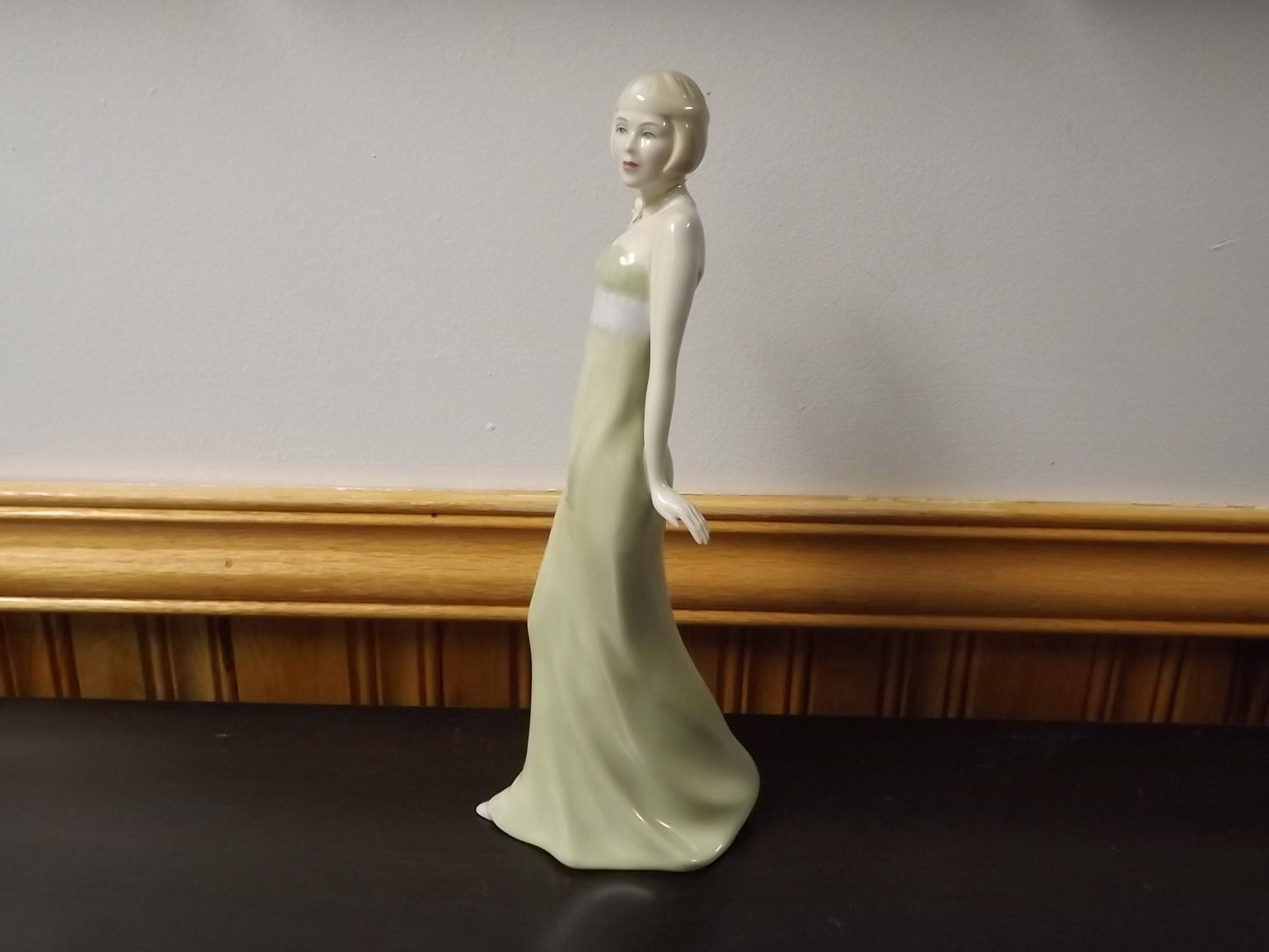 Vintage Royal Doulton Reflections "Aperitif" figurine HN 2998. Excellent condition!