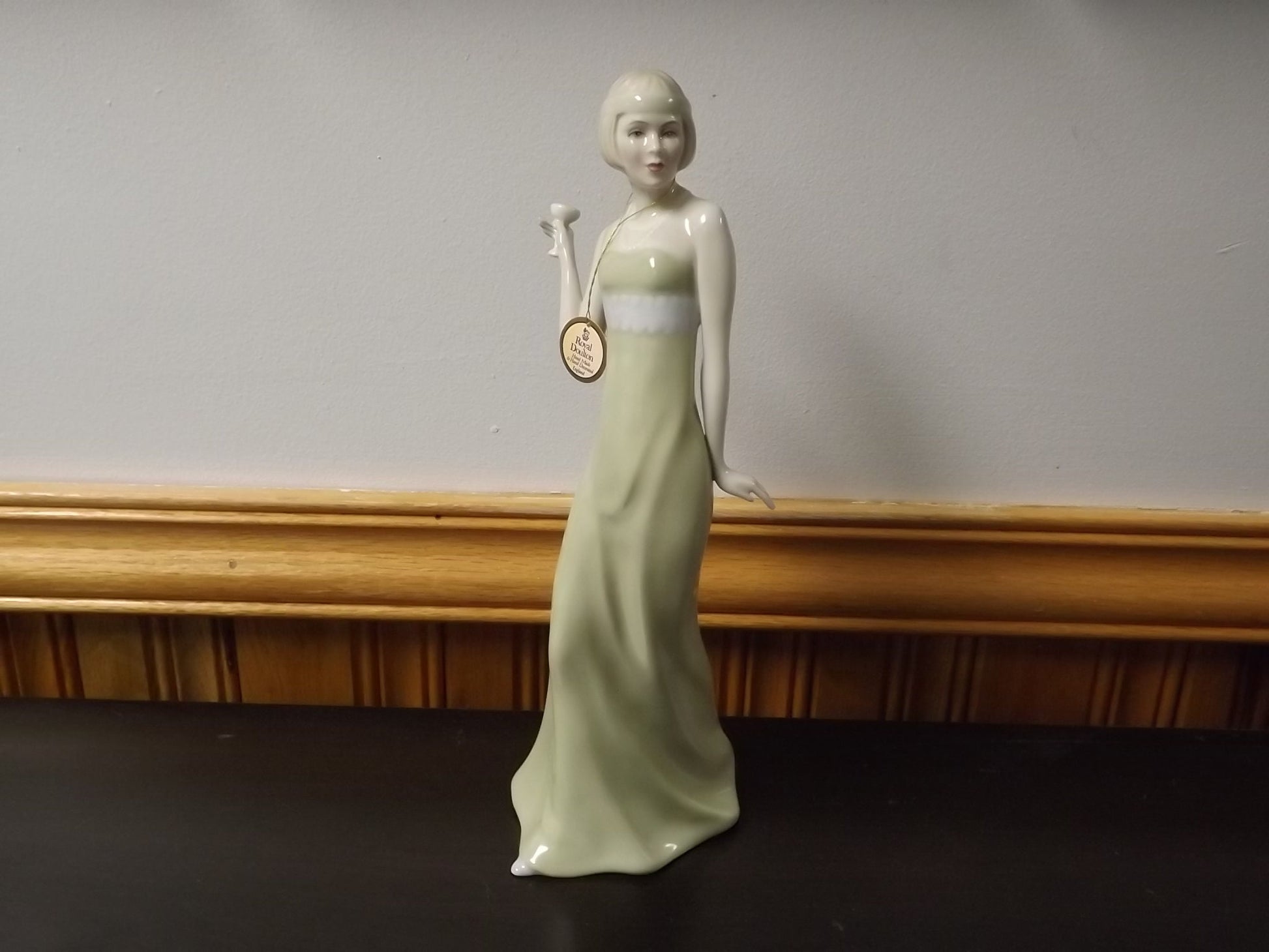 Vintage Royal Doulton Reflections "Aperitif" figurine HN 2998. Excellent condition!