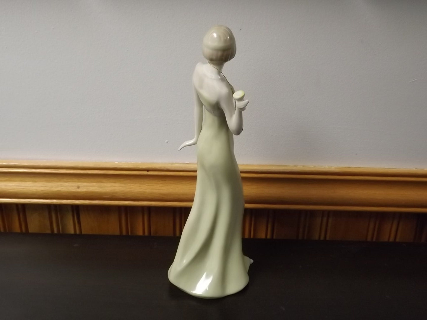Vintage Royal Doulton Reflections "Aperitif" figurine HN 2998. Excellent condition!